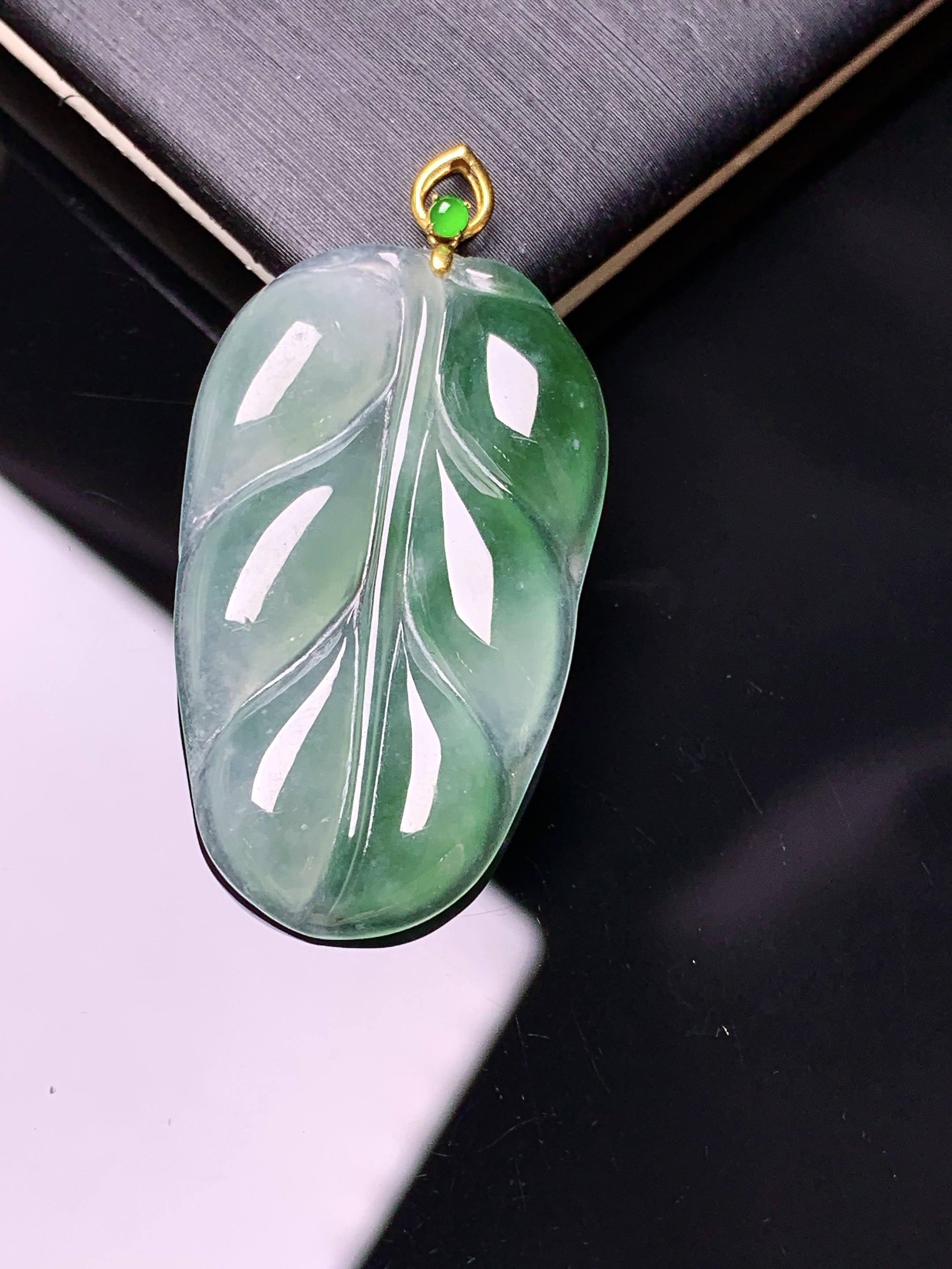 18k金冰种飘绿树叶镶嵌吊坠 玉质细腻 色泽艳丽清新 水润亮眼 整体尺寸36.7*19*3.5c1