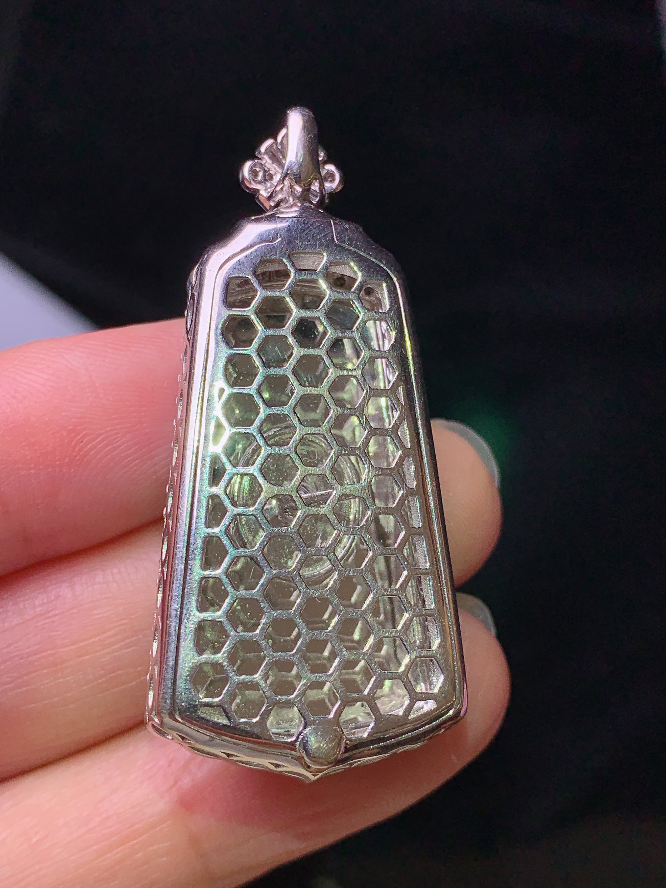 18k金钻镶嵌翠绿无事牌吊坠 玉质细腻 色泽艳丽清新 水润亮眼 整体尺寸44*20.3*8.8s1