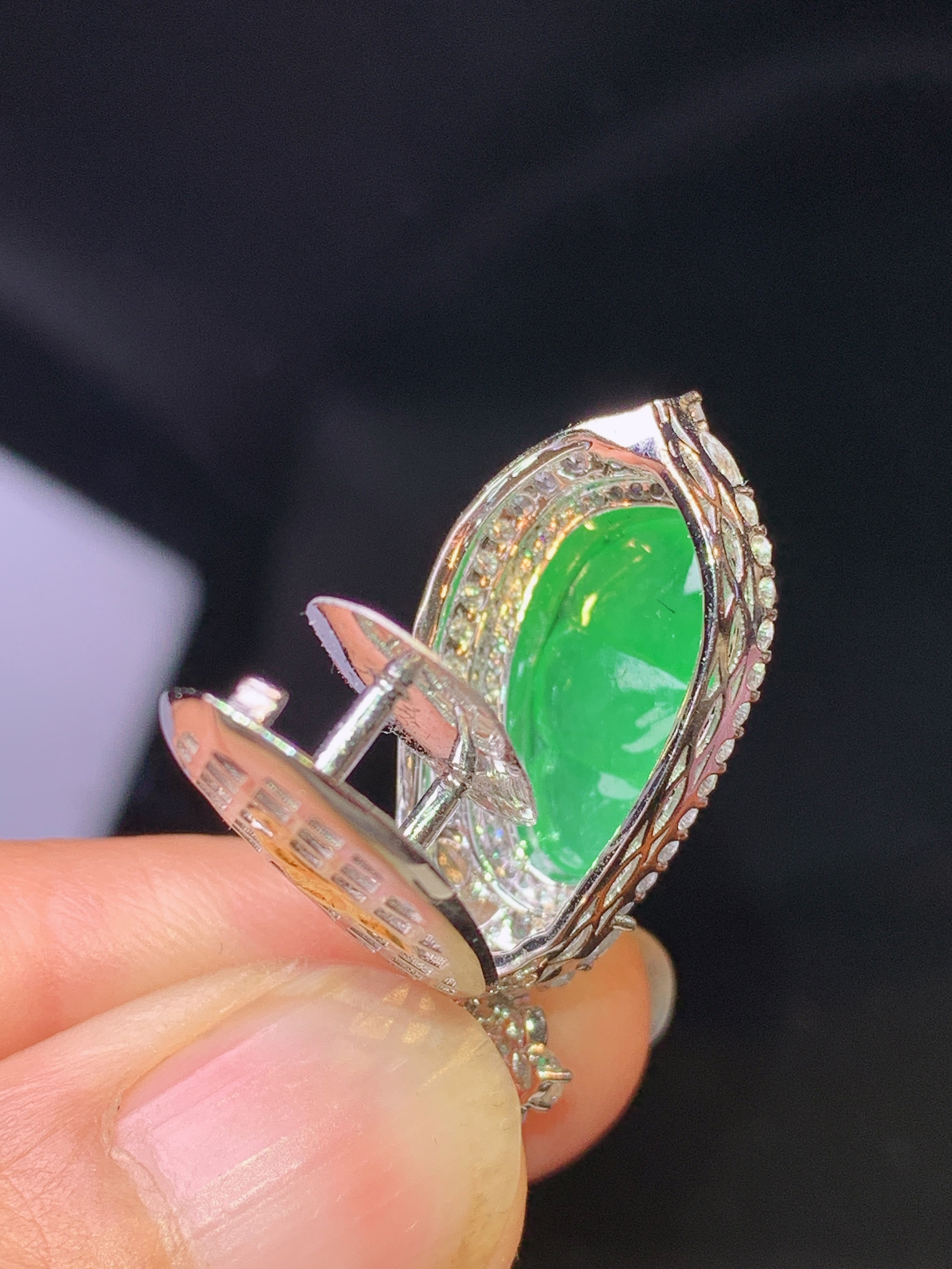 18k金钻镶嵌翠绿四季豆吊坠 玉质细腻 色泽艳丽清新 水润亮眼 整体尺寸29.3*13*10.5z1