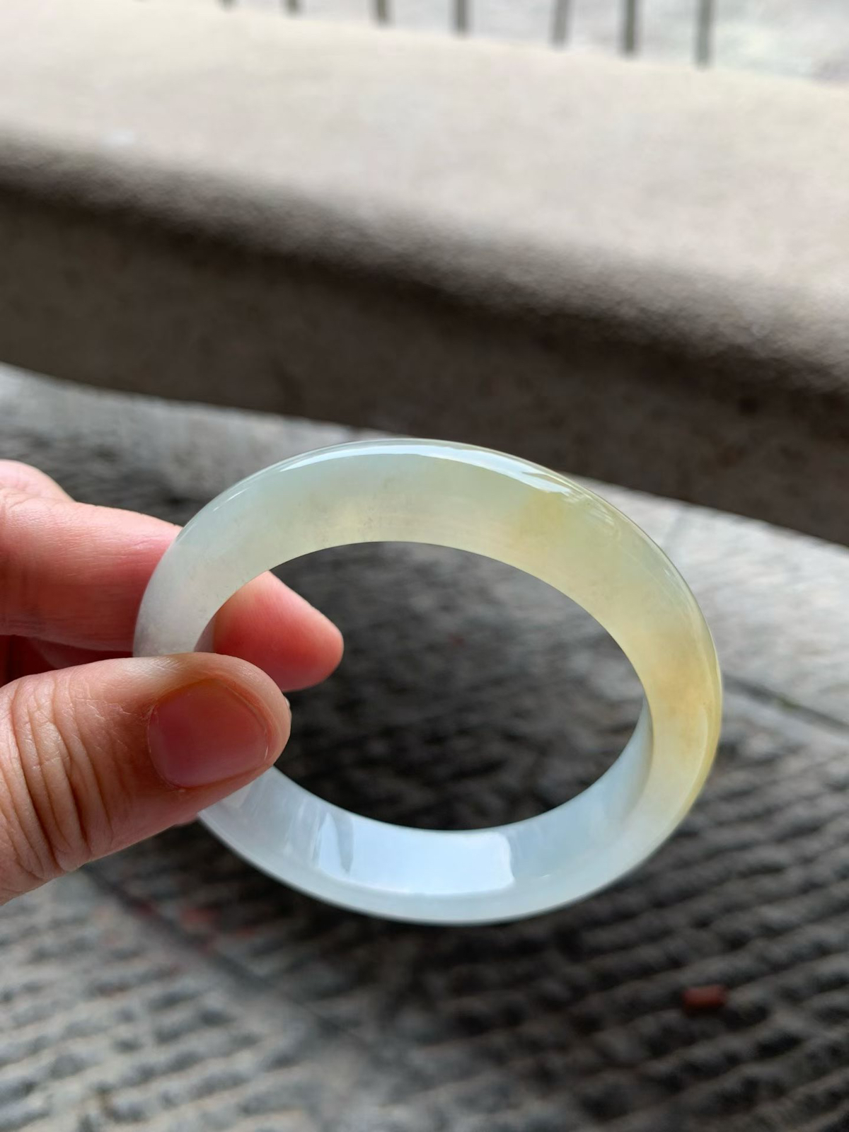 老坑蜜糖黄翡正圈手镯尺寸54*12.5*8 老坑种水，清透冰润，胶感十足，色泽温润柔和，上手贵气百