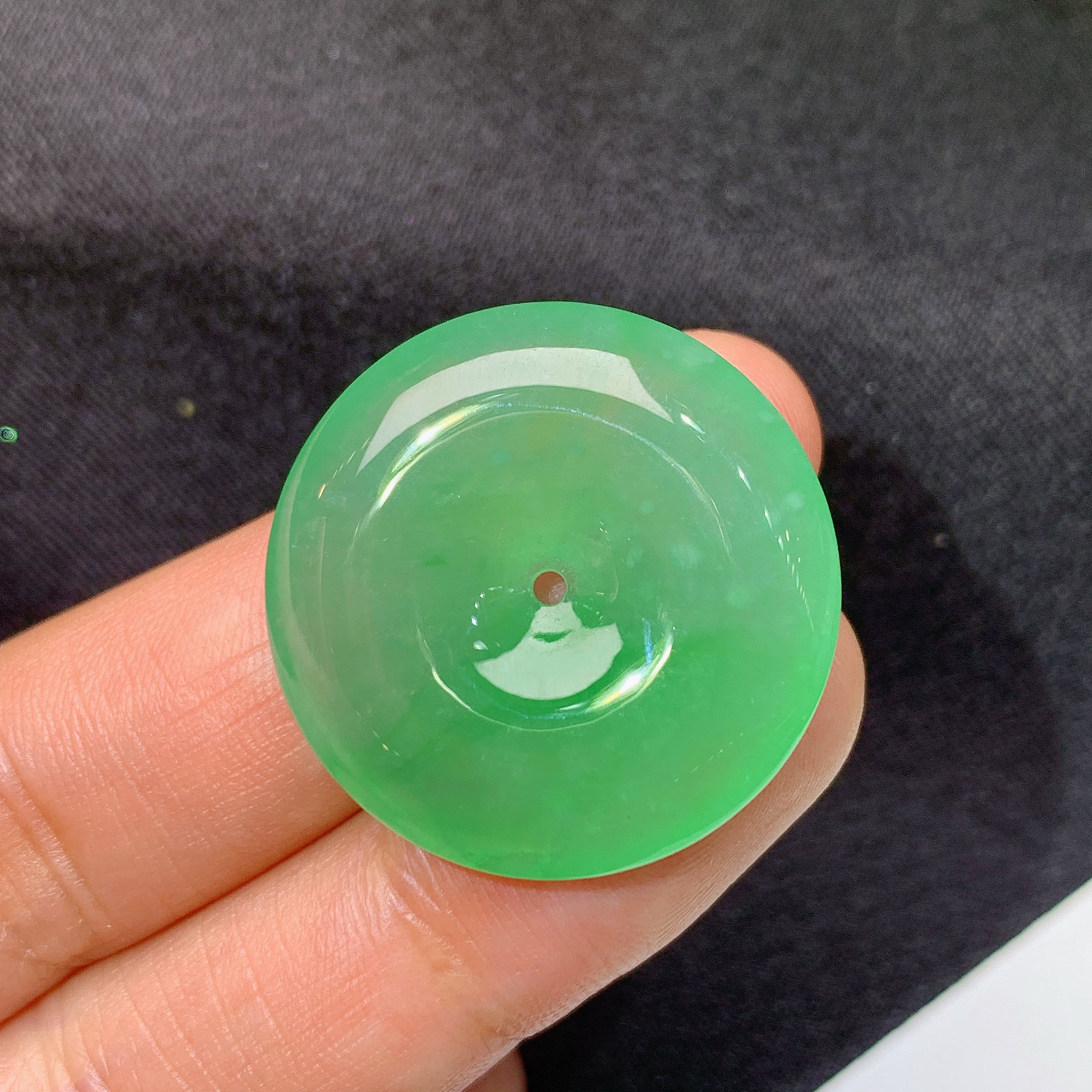 冰绿平安扣，冰润色甜，玉质细腻，种水足，Xq尺寸25.6*5.8
