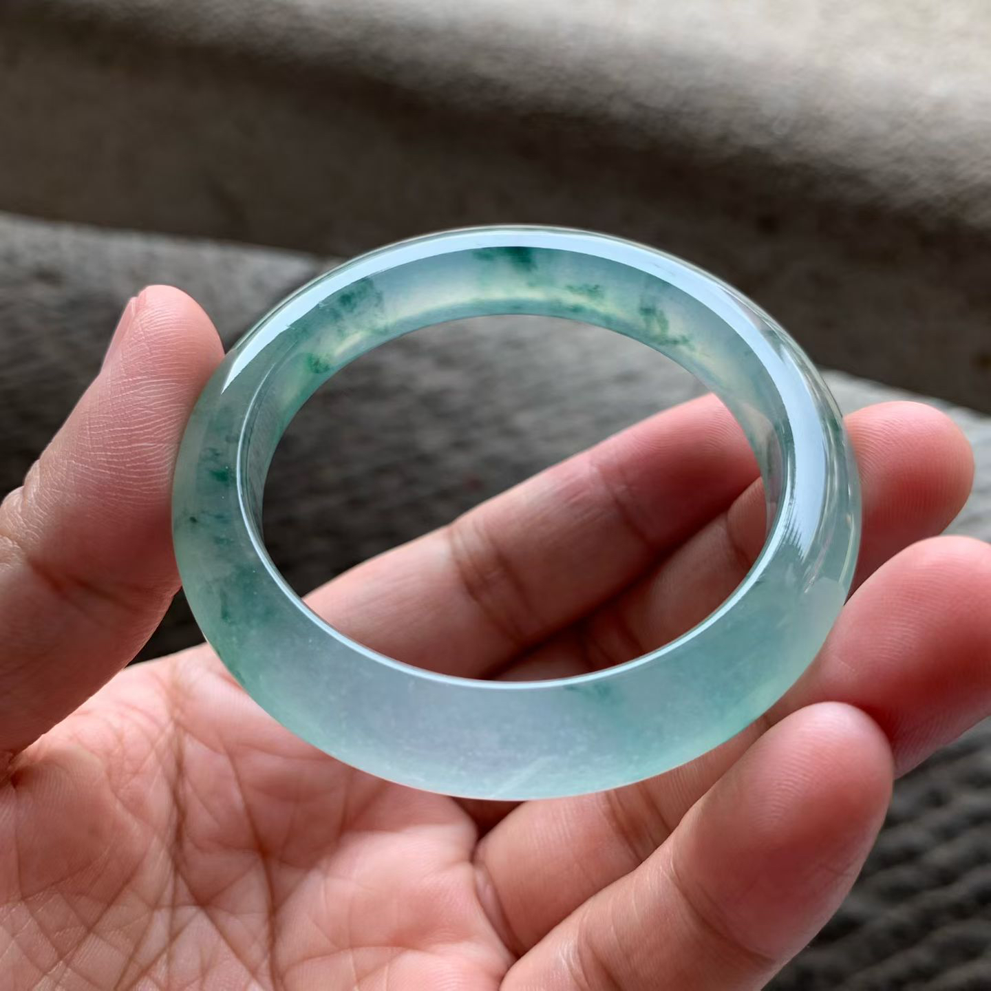 冰紫底飘花正圈手镯尺寸52.8*12*8.5 老坑种水，冰莹透亮，水润光泽，起光起胶，紫色柔和，一抹花色点缀，不张扬却有层次，上手低调显贵！