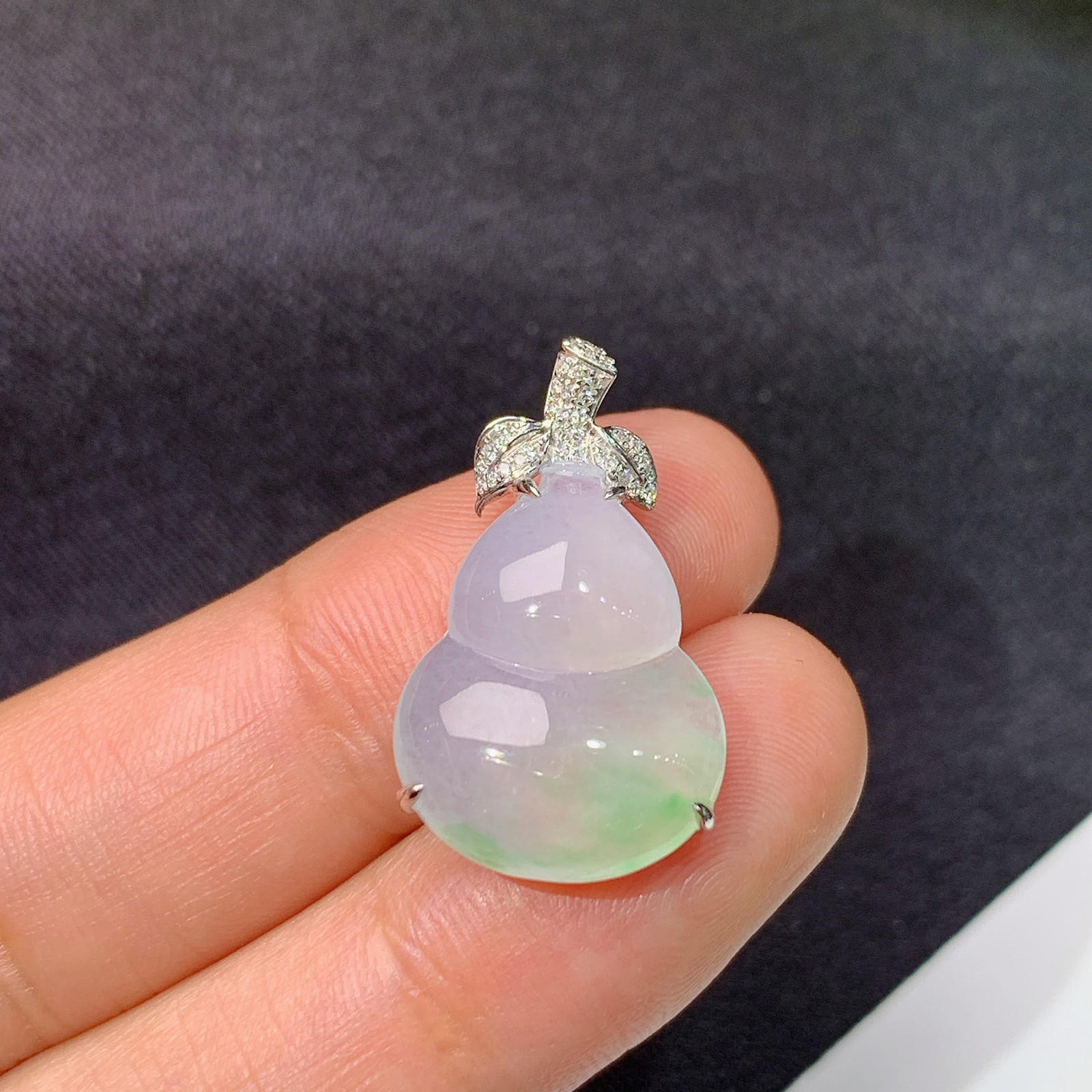 冰种飘绿葫芦吊坠，18k金镶嵌，冰润饱满，玉质细腻，种水好，cy整体尺寸24.1*14.2*6.7