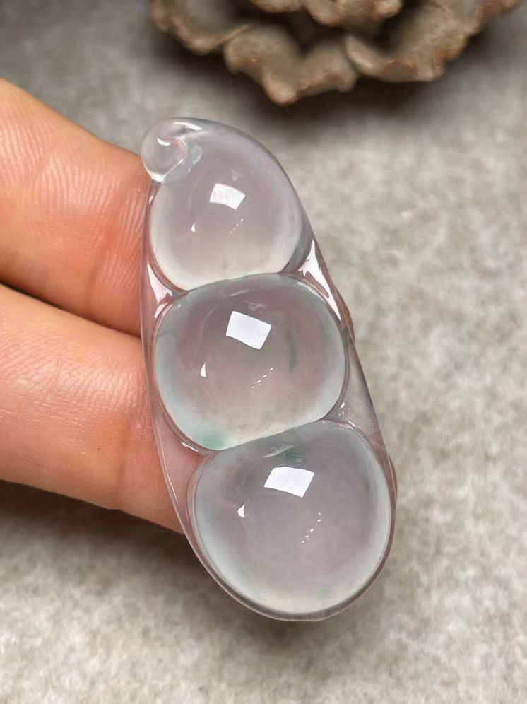 冰种飘花【福豆】吊坠、种水好，玉质细腻 ，卖相好.