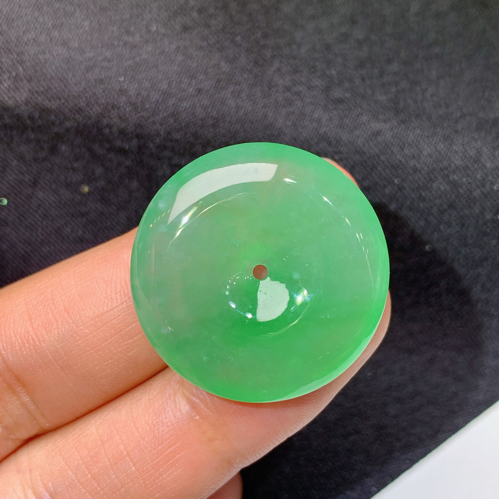 冰绿平安扣，冰润色甜，玉质细腻，种水足，Xq尺寸25.6*5.8