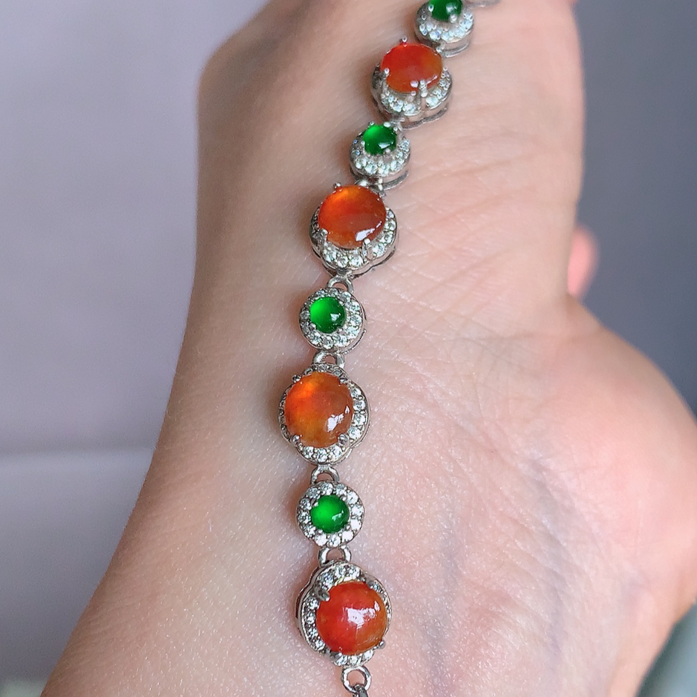 冰红翡翡翠蛋面手链，水水润润，珠圆玉润，颜色鲜艳，妙明清净，清秀高雅，佩戴效果优雅迷人！性价比超值 W502.21  取一尺寸：8.8-7.8-5.2mm    裸石尺寸：5.8mm