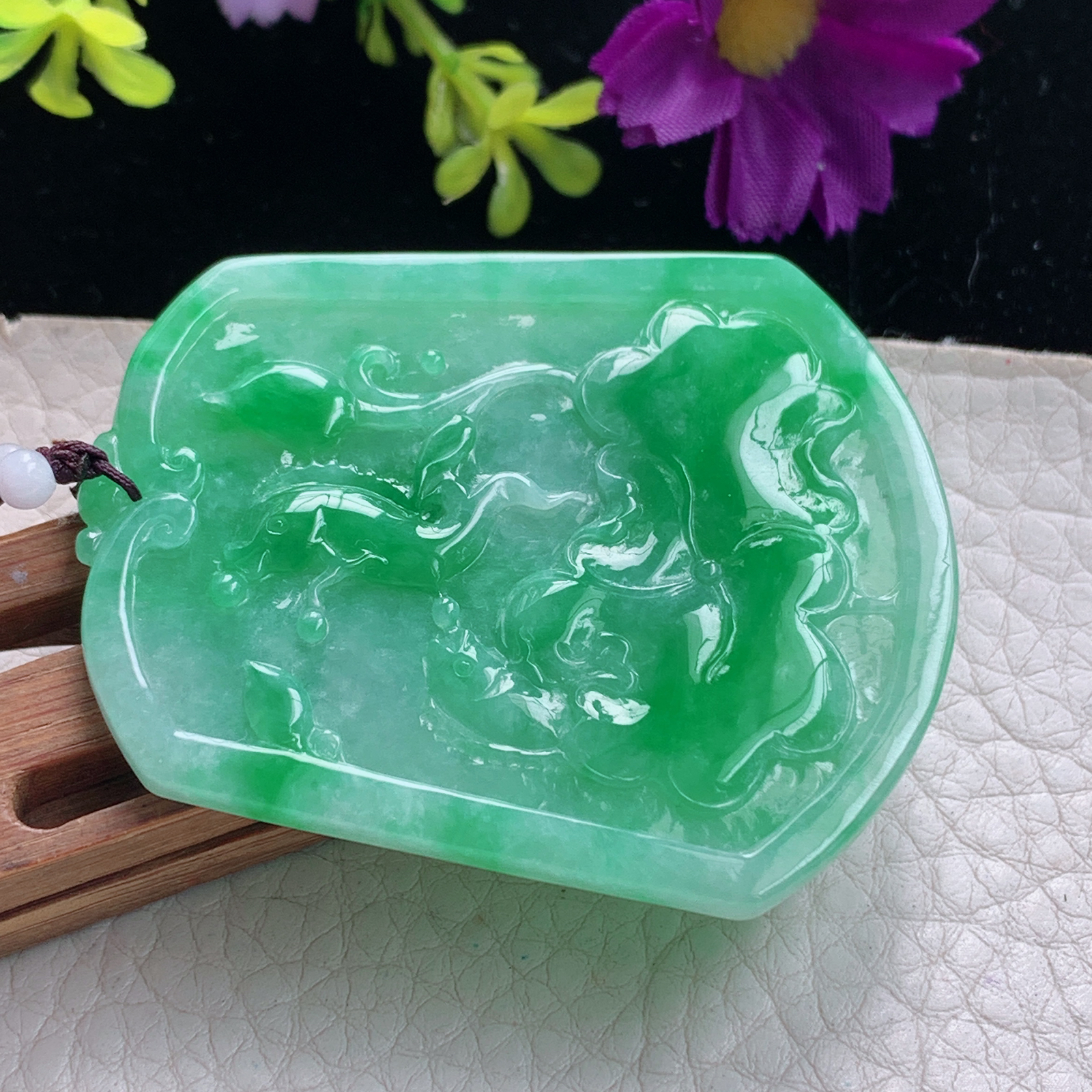 zz3实拍55.5*45*4缅甸翡翠阳绿双面精雕年年有余吊坠 荷叶鱼玉坠，翡翠珠挂链