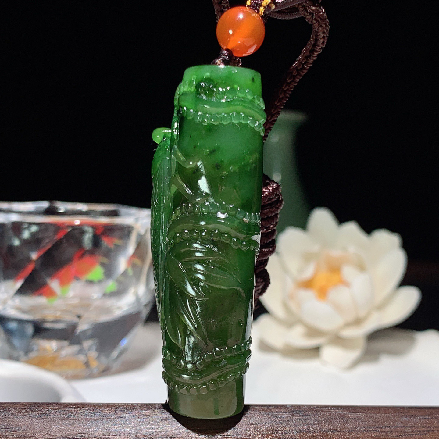 和田玉阳绿俄罗斯碧玉一鸣惊人节节高升挂件。尺寸58/26/15重44克 玉质细腻油润。手推出油。品相大气 lt260321