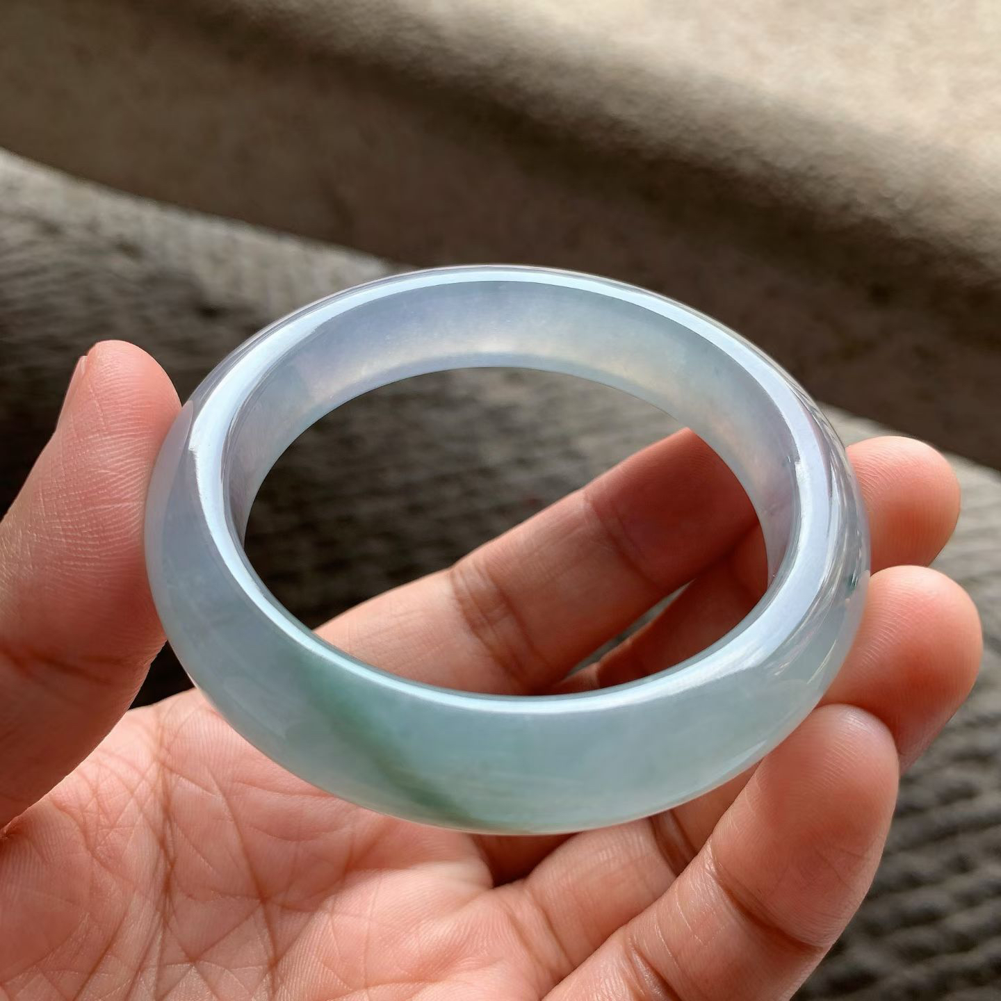 冰紫底飘花正圈手镯尺寸52.8*12*8.5 老坑种水，冰莹透亮，水润光泽，起光起胶，紫色柔和，一抹花色点缀，不张扬却有层次，上手低调显贵！