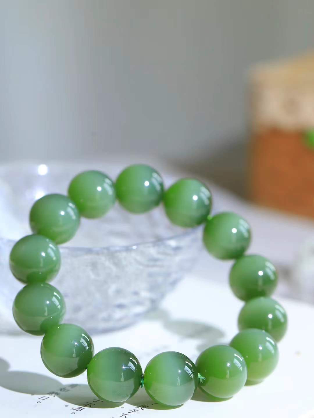 【珠圆玉润.手串】

精品和田玉碧玉猫眼珠圆玉润手串 玉质温润细腻  整串打磨圆润，佩戴舒适。珠珠落玉盘，间关莺语花底滑，一生美好时光，无论身在何处，都有它相伴相守。事事顺遂，幸福美满，吉祥如意。重72.5克 尺寸取一15mm FDL-16302200
