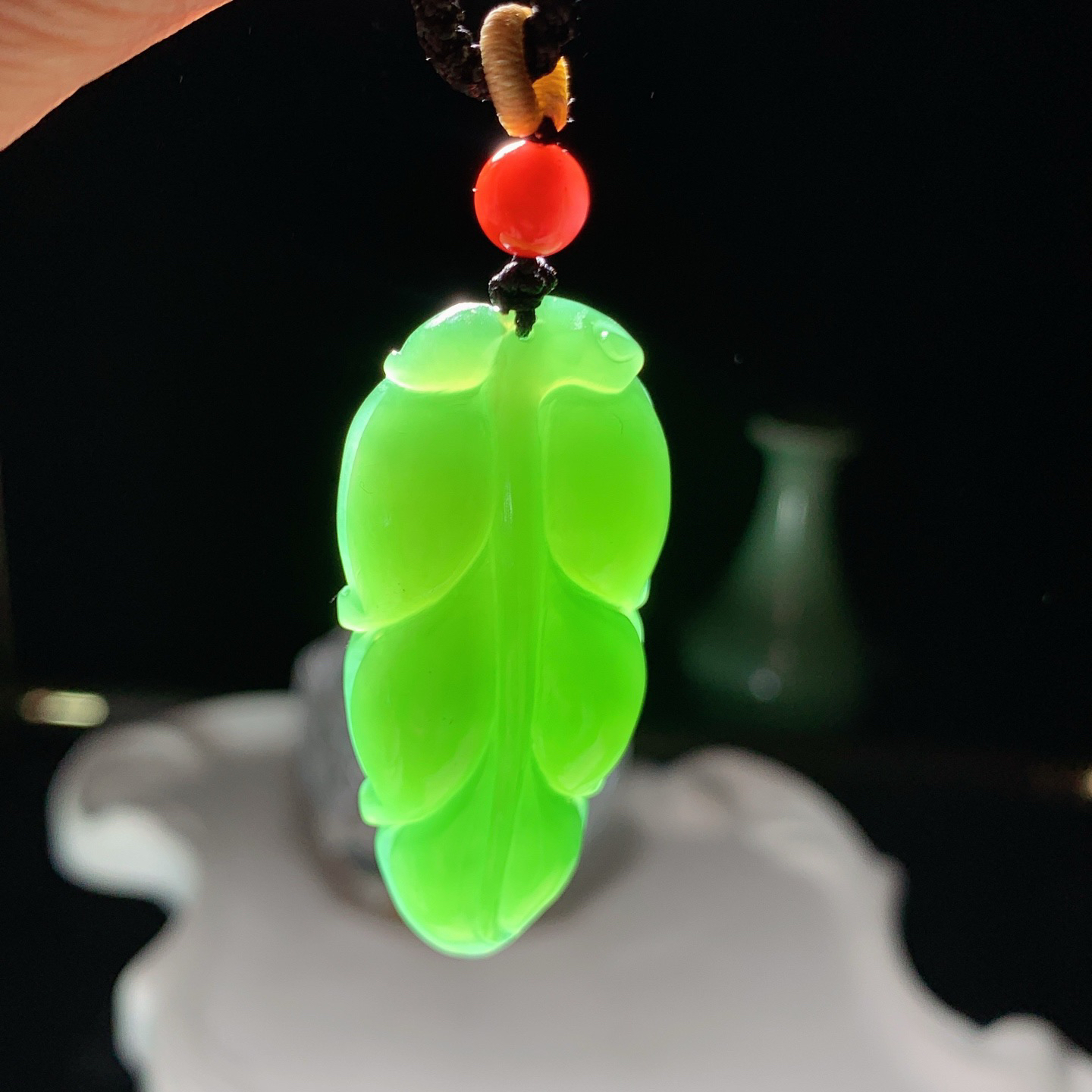 和田玉阳绿俄罗斯碧玉金枝玉叶挂件 尺寸45/20/8重14.8克 玉质细腻油润 底色纯净 脂粉好，品质好。lt260323