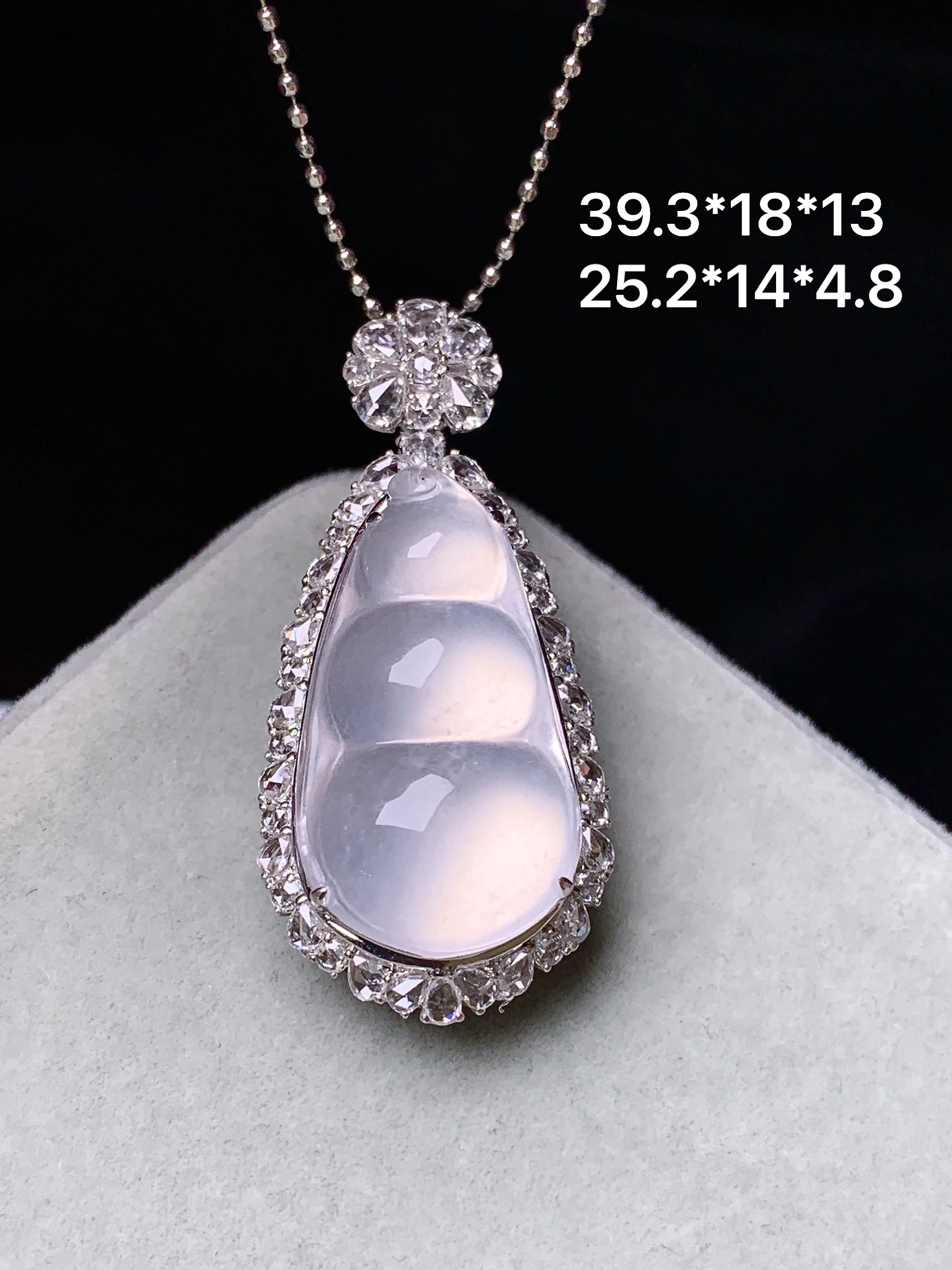 18k金钻镶嵌冰种四季豆吊坠 玉质细腻 色泽艳丽清新 水润亮眼 整体尺寸39.3*18*13f2