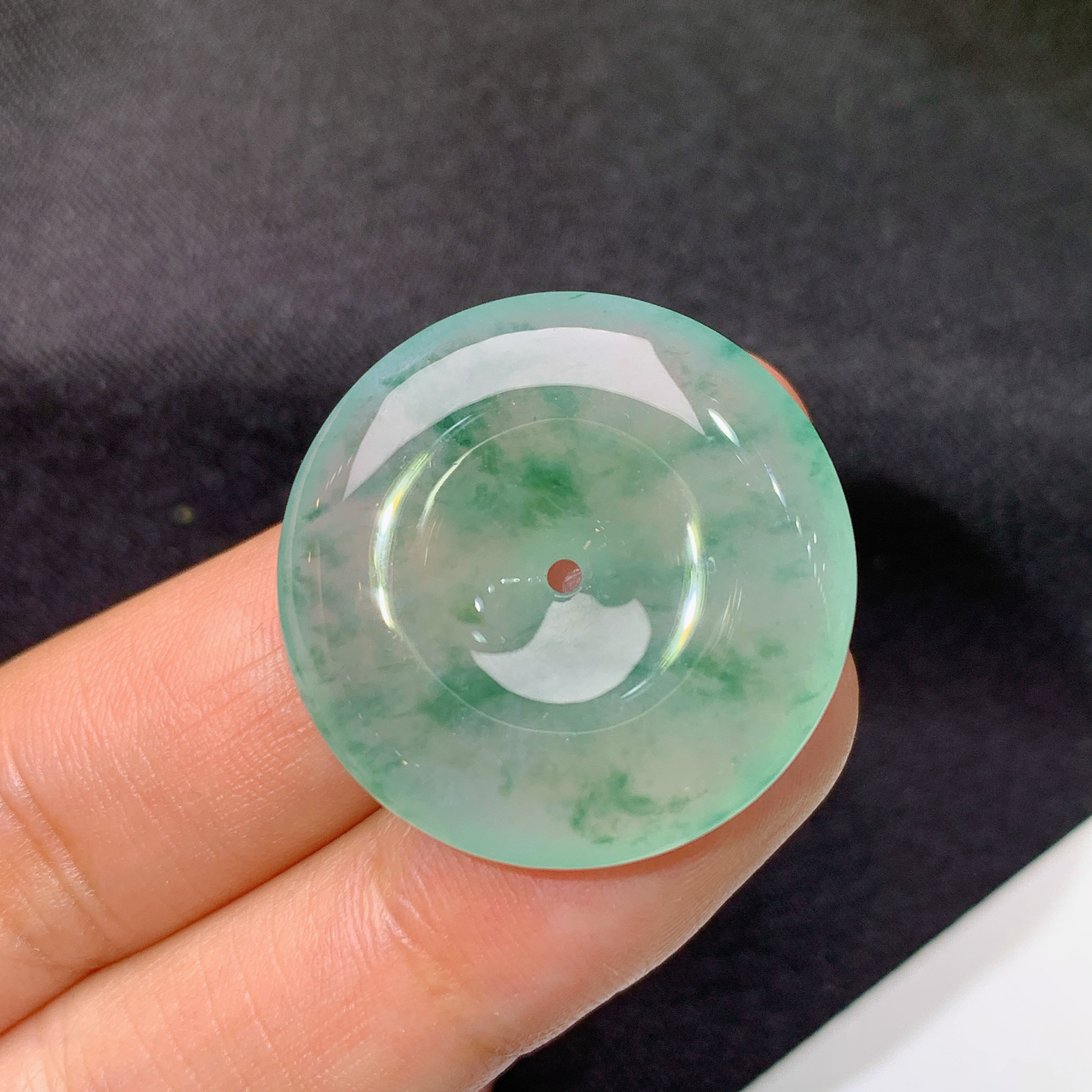 冰飘绿平安扣，冰冰润润，玉质细腻，种水足，X1尺寸26.1*5.6