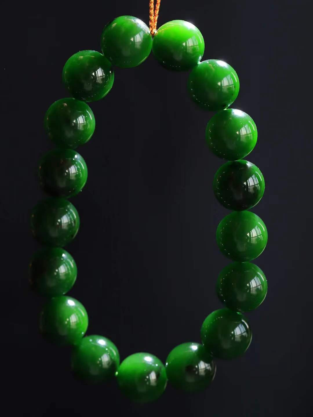 【珠圆玉润.手串】

精品️和田玉碧玉珠圆玉润手串 玉质温润细腻  整串打磨圆润，佩戴舒适。珠珠落玉盘，间关莺语花底滑，一生美好时光，无论身在何处，都有它相伴相守。事事顺遂，幸福美满，吉祥如意。重46.2克 尺寸取一12mm FDT-16352213