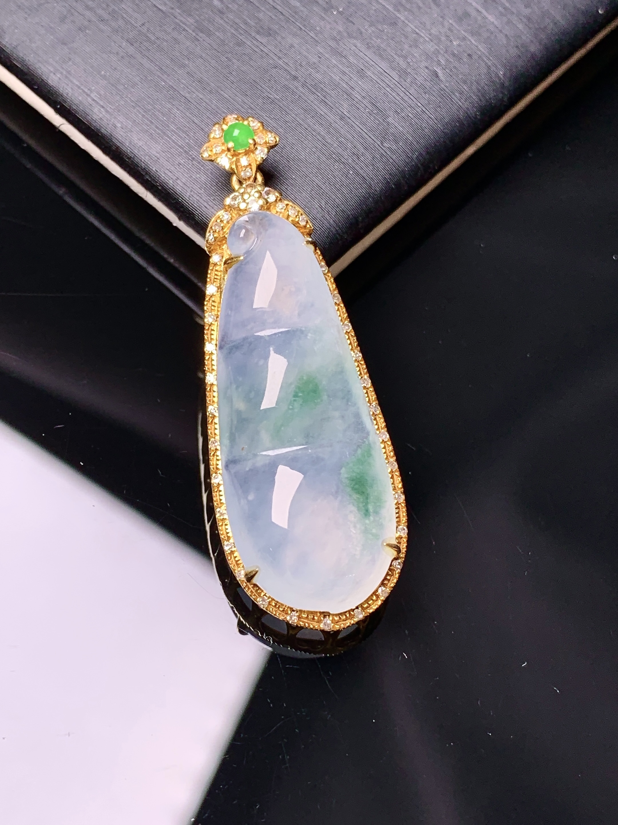 18k金钻镶嵌冰种四季豆吊坠 玉质细腻 色泽艳丽清新 水润亮眼 整体尺寸39.5*13.5*7.6y