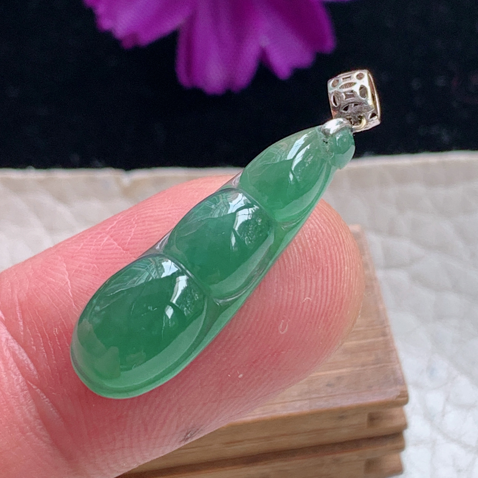 zz3实拍26.6*8.5*5.7缅甸翡翠冰油绿小福豆吊坠四季豆镶金锁骨坠