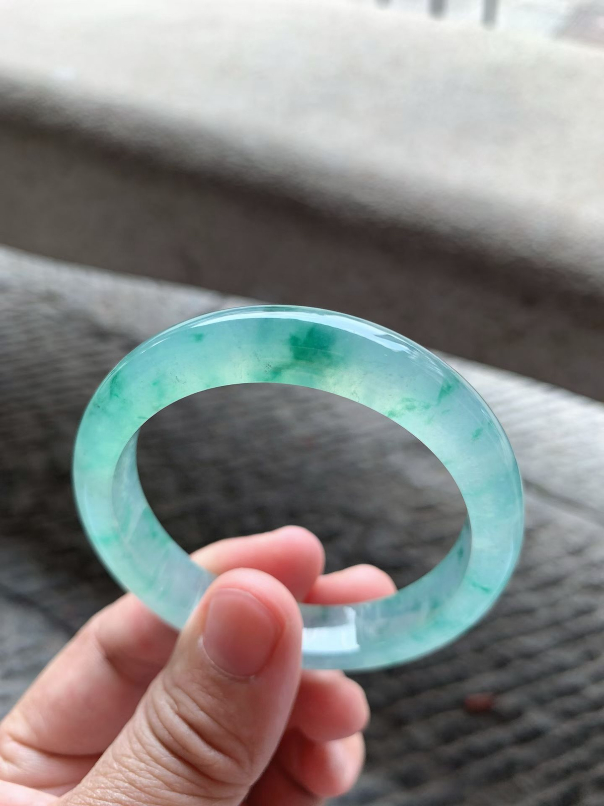 老坑种飘绿花正圈手镯尺寸50.5*9.8*8.3 老坑种水，通透冰莹，清润水足，胶润无比，绿花灵动