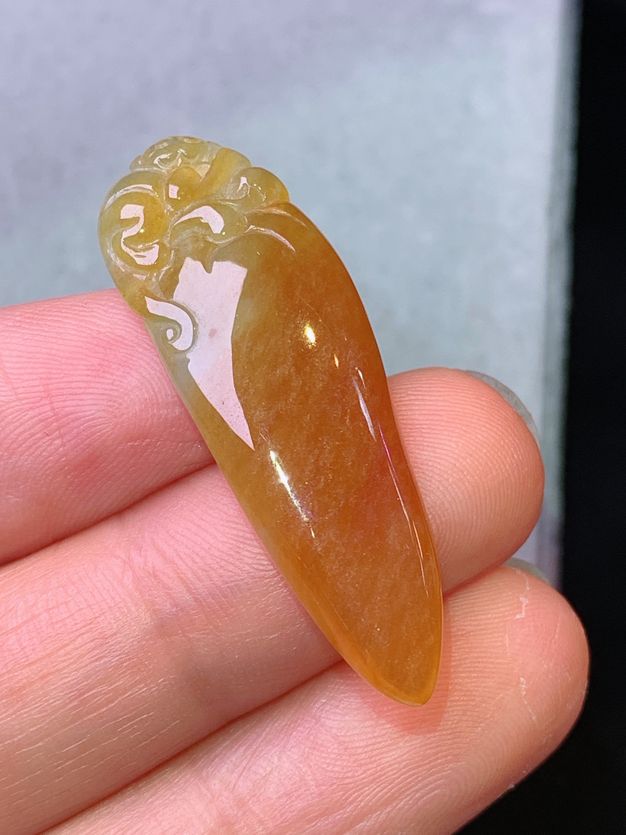 黄翡福瓜吊坠 玉质细腻 色泽艳丽清新 水润亮眼 整体尺寸36.2*12.5*5.2z1