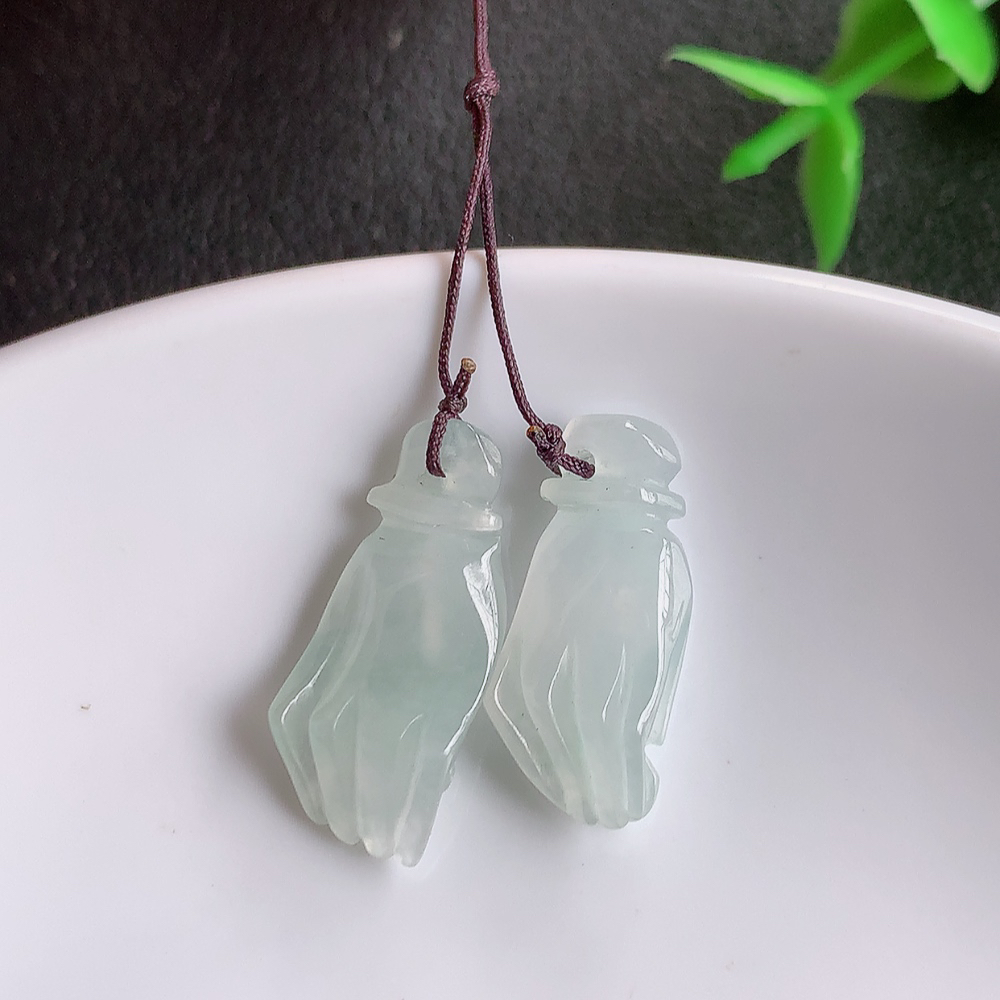 冰润掌上明珠  妙手生财吊坠。玉质细腻 做工精细，精雕纤长佛手，指尖柔美 手执圆润宝珠，有人生运筹帷幄 尽在掌握之意，还有爱不释手 妙手生财的美好寓意。象征着吉祥如意 福寿安康 人生如意 横财到手  W49.21   尺寸：21-9.8-6mm
