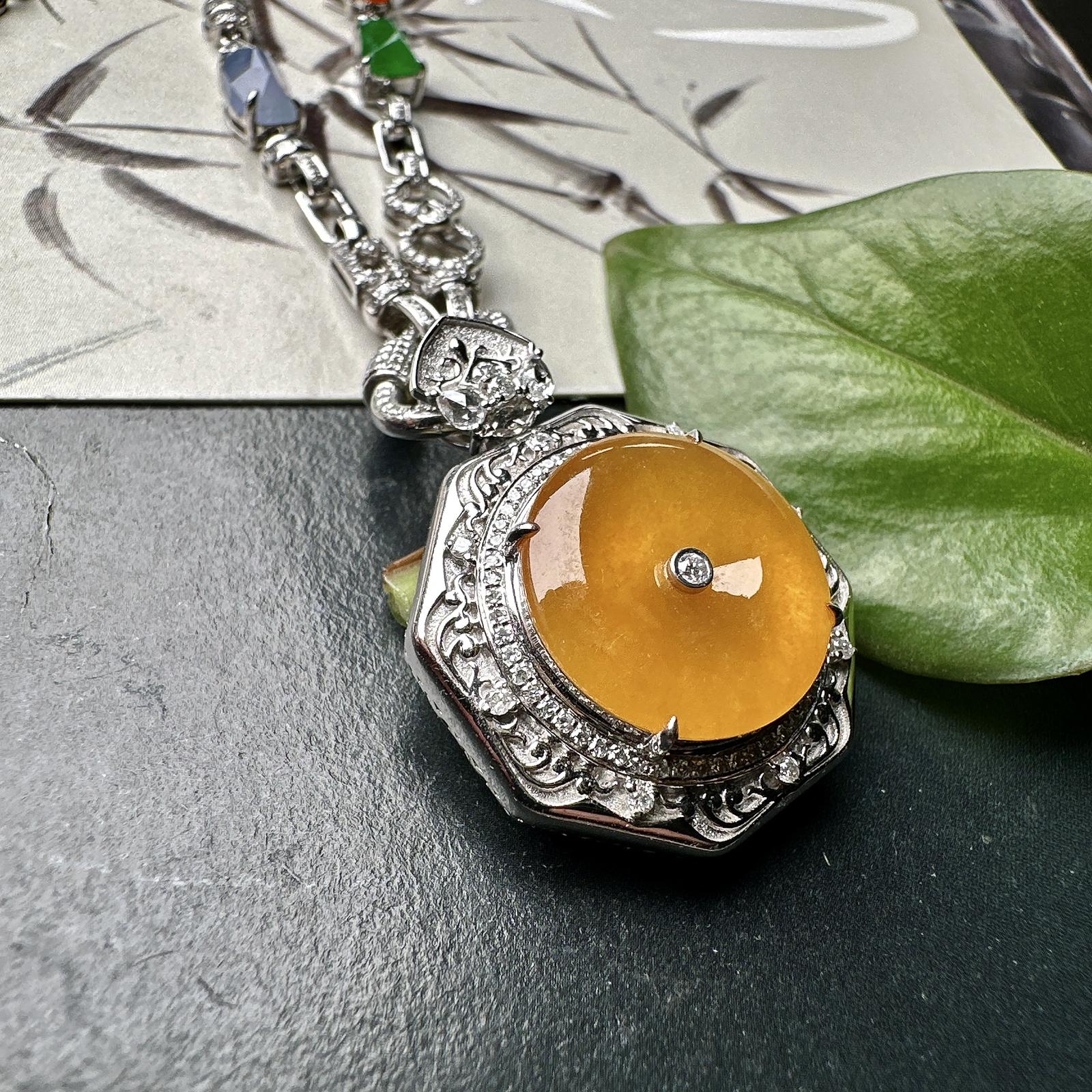 【冰种黄翡平安扣吊坠】质地非常细腻，冰润十足，种老冰透，18k金钻镶嵌，裸石尺寸15*3毫米，收藏品质