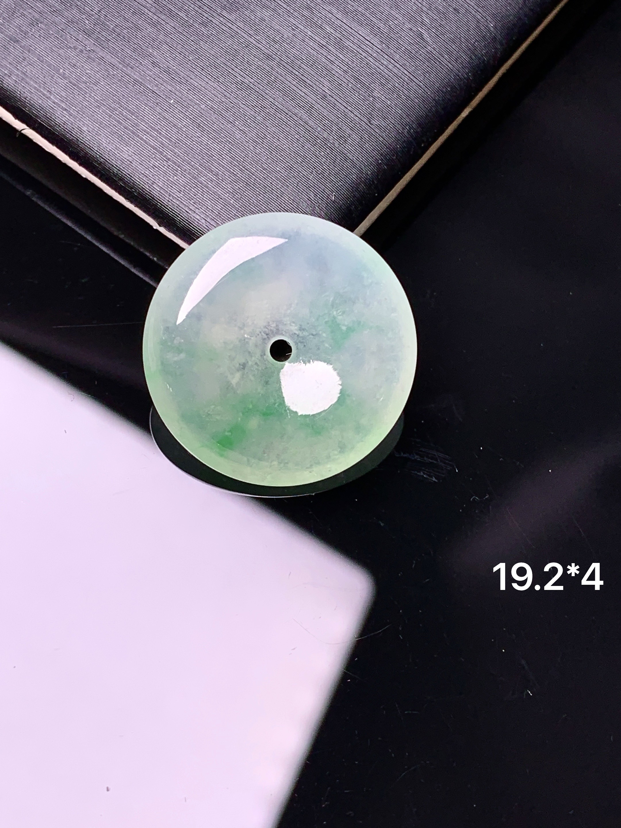 冰种飘绿平安扣吊坠 玉质细腻 色泽艳丽清新 水润亮眼 整体尺寸19.2*4c1