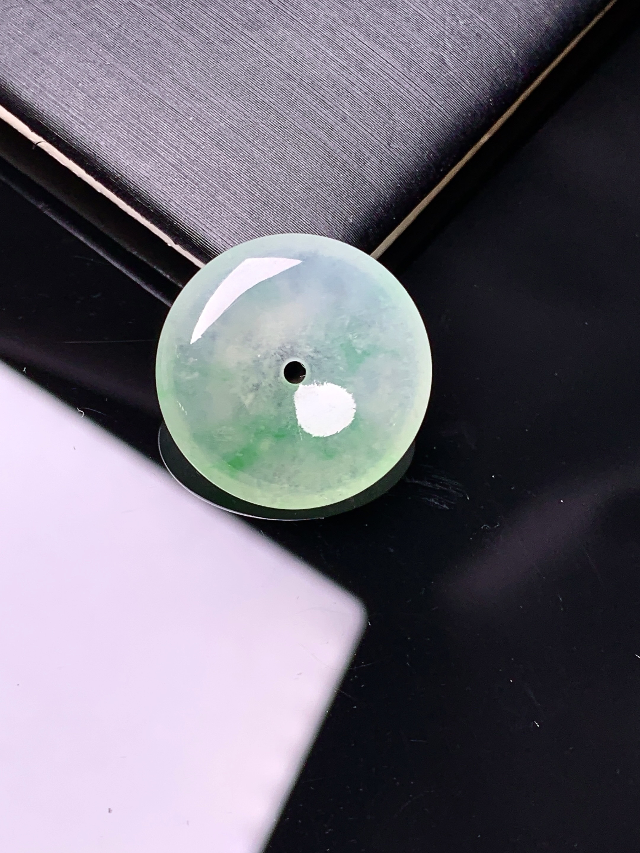 冰种飘绿平安扣吊坠 玉质细腻 色泽艳丽清新 水润亮眼 整体尺寸19.2*4c1