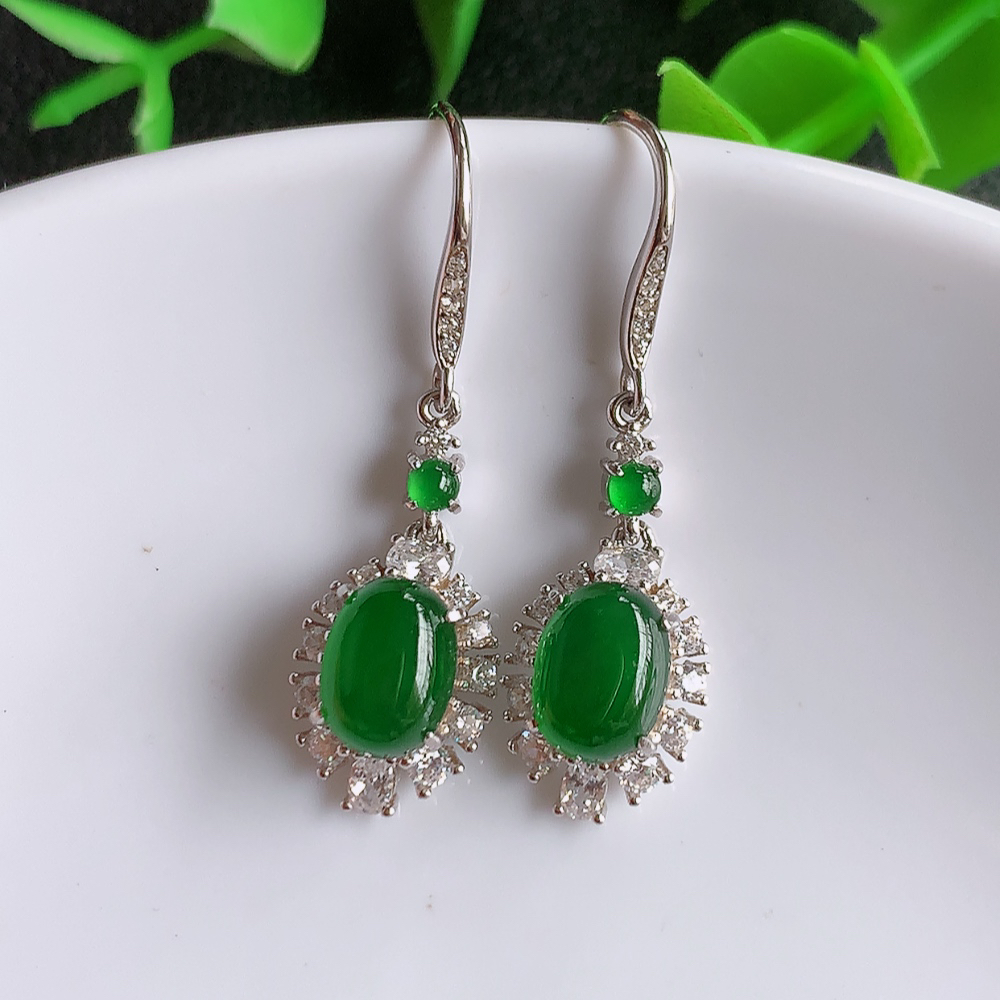 冰满绿翡翠925银镶嵌耳钉，自然光实拍，翠色灵动，颜色漂亮，种老水足，品相佳，佩戴佳品！W502.2