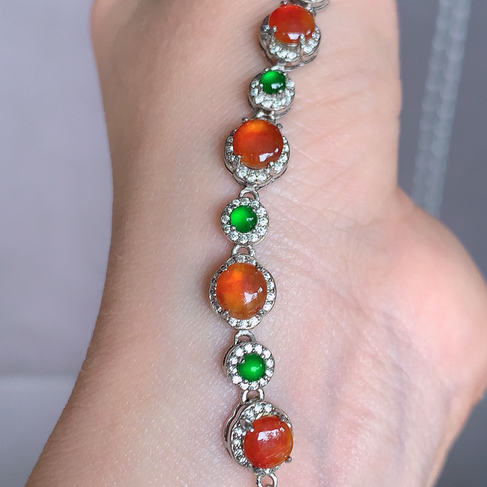 冰红翡翡翠蛋面手链，水水润润，珠圆玉润，颜色鲜艳，妙明清净，清秀高雅，佩戴效果优雅迷人！性价比超值 W502.21  取一尺寸：8.8-7.8-5.2mm    裸石尺寸：5.8mm