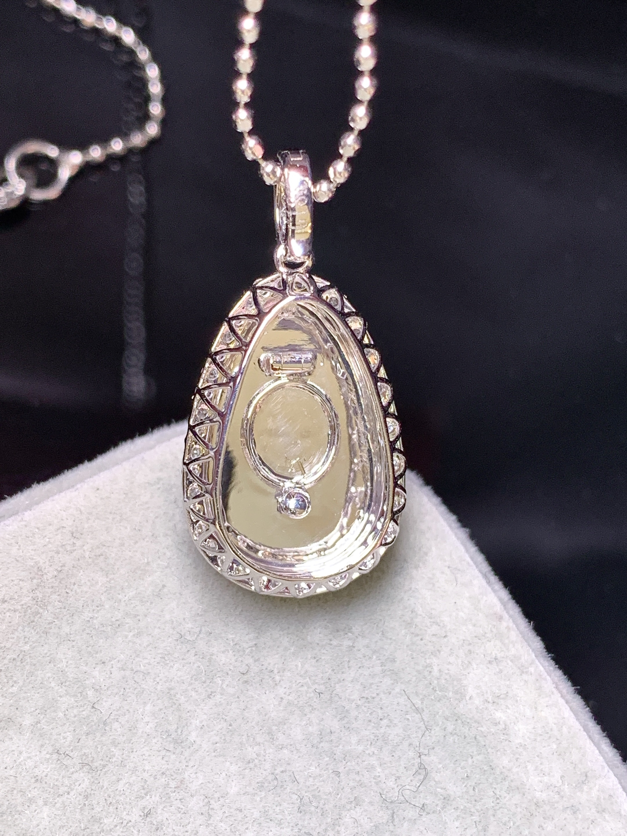 18k金钻镶嵌冰种四季豆吊坠 玉质细腻 色泽艳丽清新 水润亮眼 整体尺寸23*11.8*7.5f2