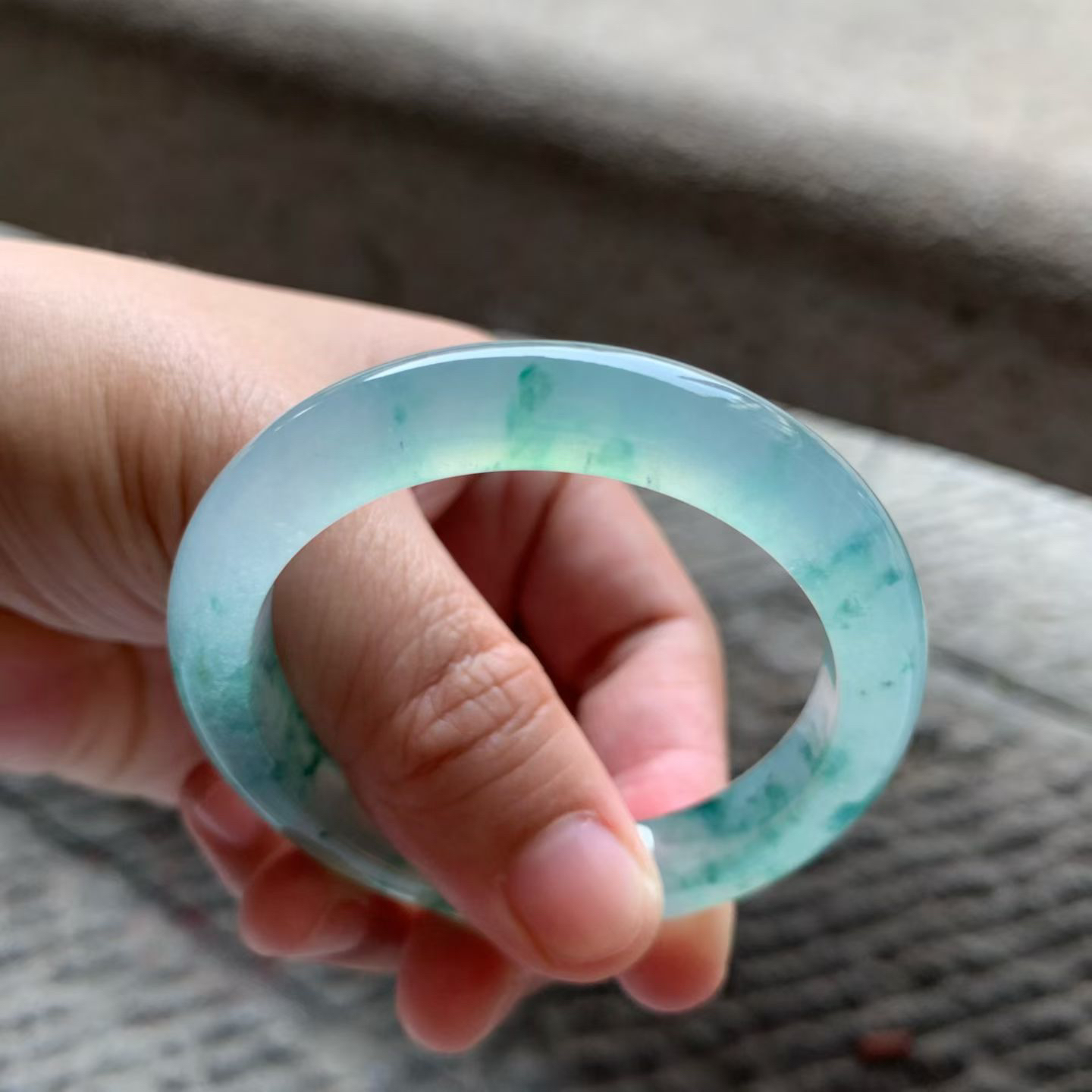 冰紫底飘花正圈手镯尺寸52.8*12*8.5 老坑种水，冰莹透亮，水润光泽，起光起胶，紫色柔和，一抹花色点缀，不张扬却有层次，上手低调显贵！