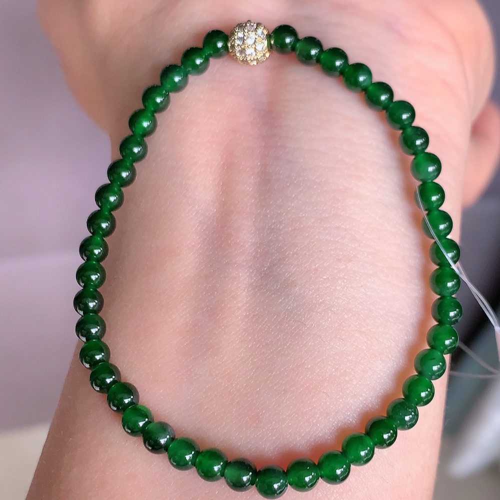 冰润满绿翡翠圆珠手串，水水润润，珠圆玉润，颜色鲜艳，妙明清净，清秀高雅，佩戴效果优雅迷人！性价比超值 W49.21  尺寸：4mm  共：43颗