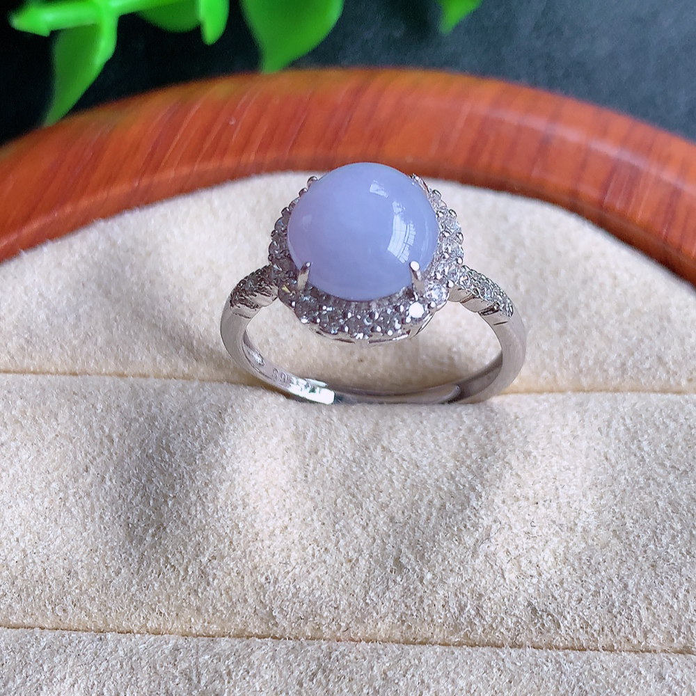 冰润紫罗兰精美环形翡翠戒指  玉质细腻  冰清玉润  飘花灵动  颜色漂亮  W815.21  内径尺寸：17.5-11.8-7.2mm  裸石尺寸：8.8mm