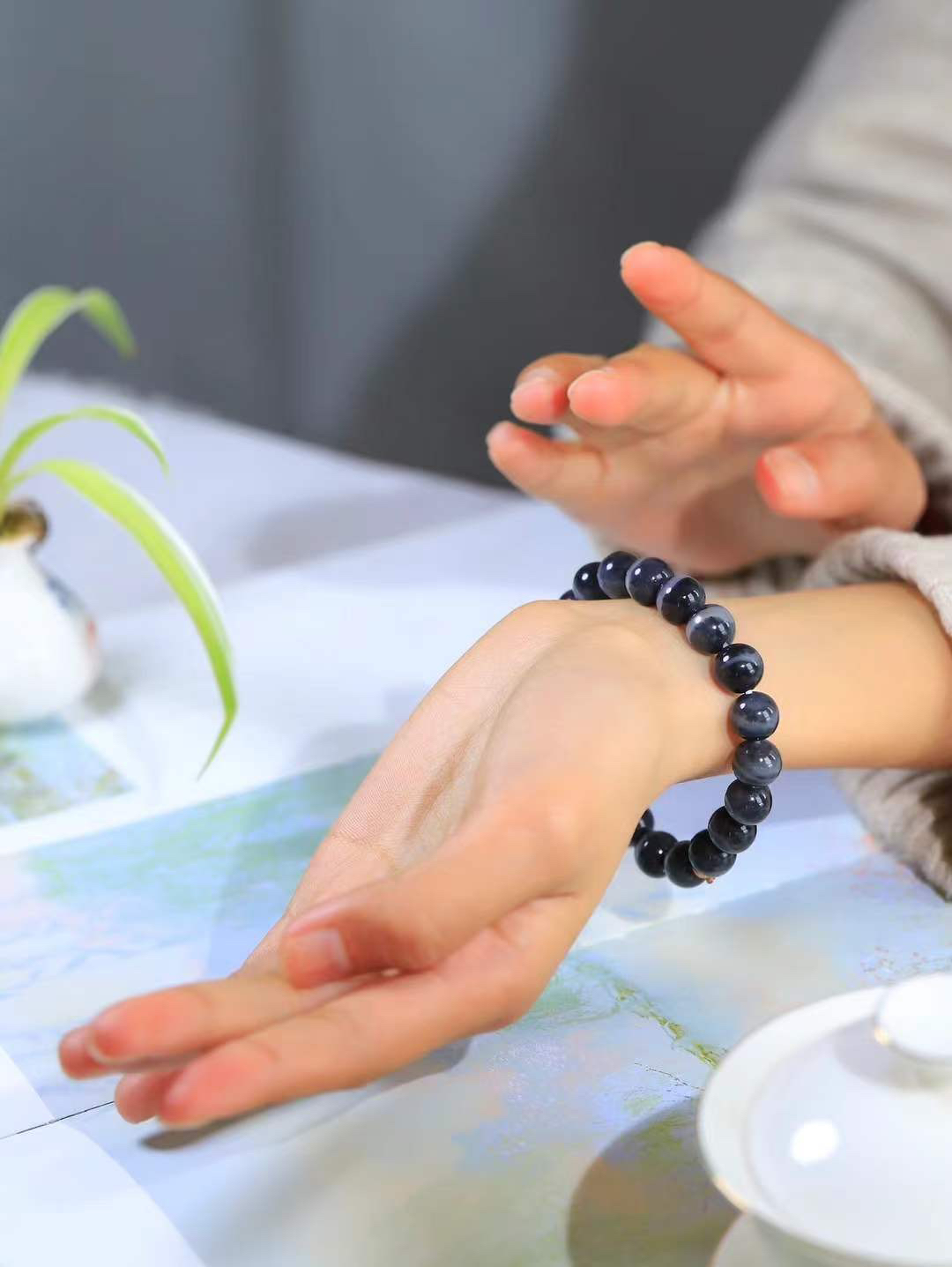 【籽.珠圆玉润.手串】

新疆和田青花籽料珠圆玉润手串 玉质温润细腻  整串打磨圆润，佩戴舒适。珠珠落玉盘，间关莺语花底滑，一生美好时光，无论身在何处，都有它相伴相守。事事顺遂，幸福美满，吉祥如意。重29.5克 尺寸取一10mm  FDA-45312233