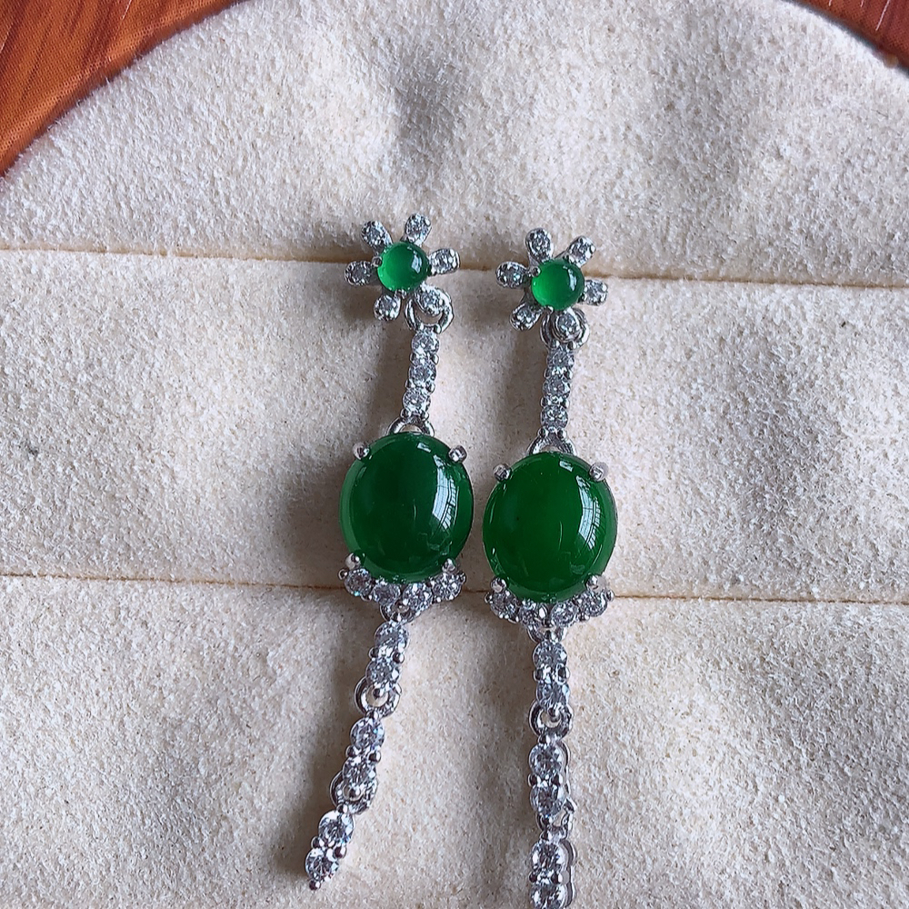 冰满绿翡翠925银镶嵌耳钉，自然光实拍，翠色灵动，颜色漂亮，种老水足，品相佳，佩戴佳品！W502.2
