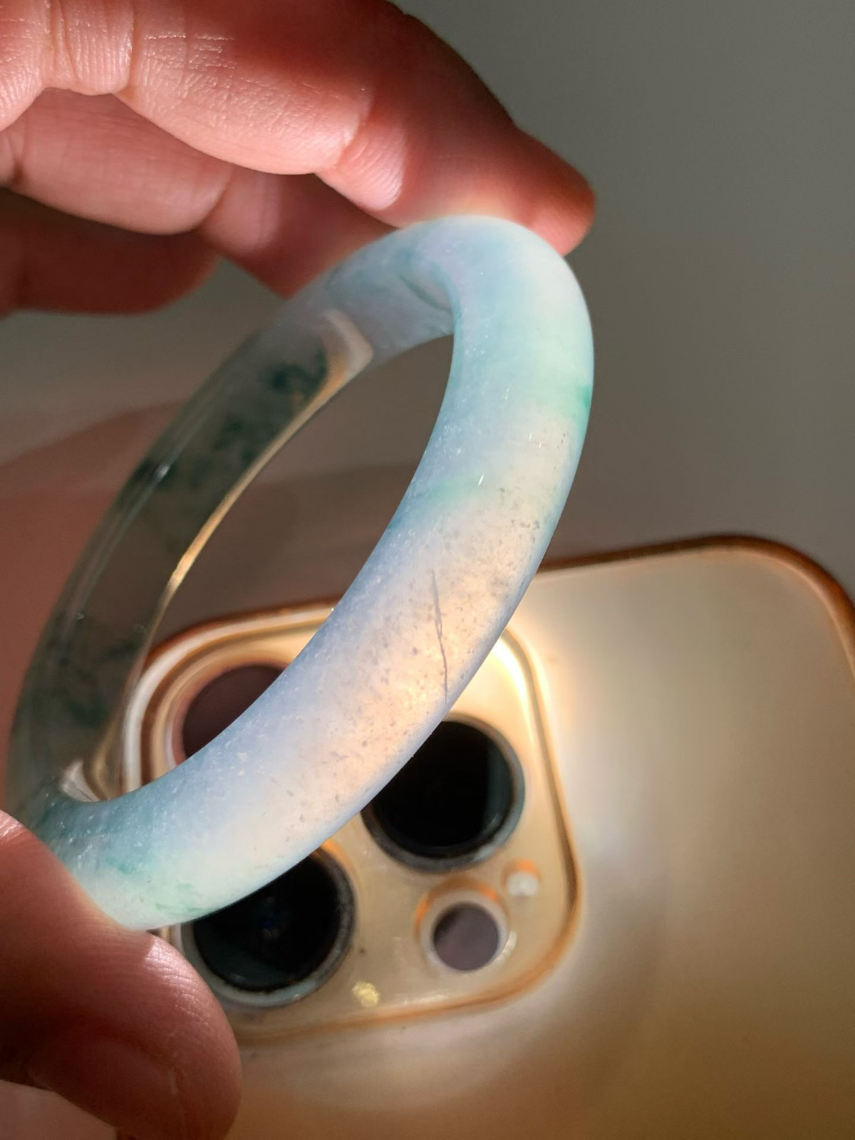 冰紫底飘花正圈手镯尺寸52.8*12*8.5 老坑种水，冰莹透亮，水润光泽，起光起胶，紫色柔和，一抹花色点缀，不张扬却有层次，上手低调显贵！