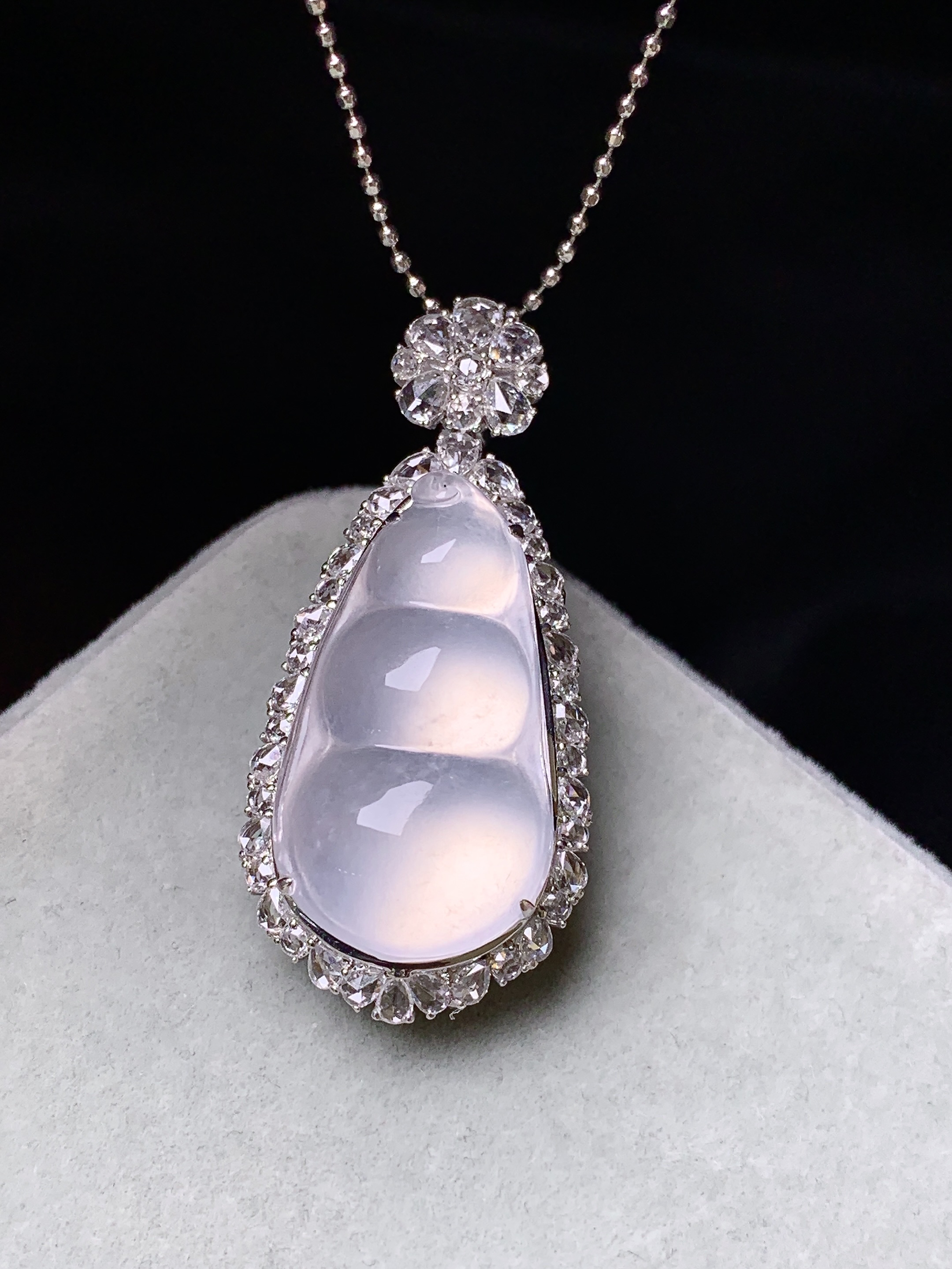 18k金钻镶嵌冰种四季豆吊坠 玉质细腻 色泽艳丽清新 水润亮眼 整体尺寸39.3*18*13f2