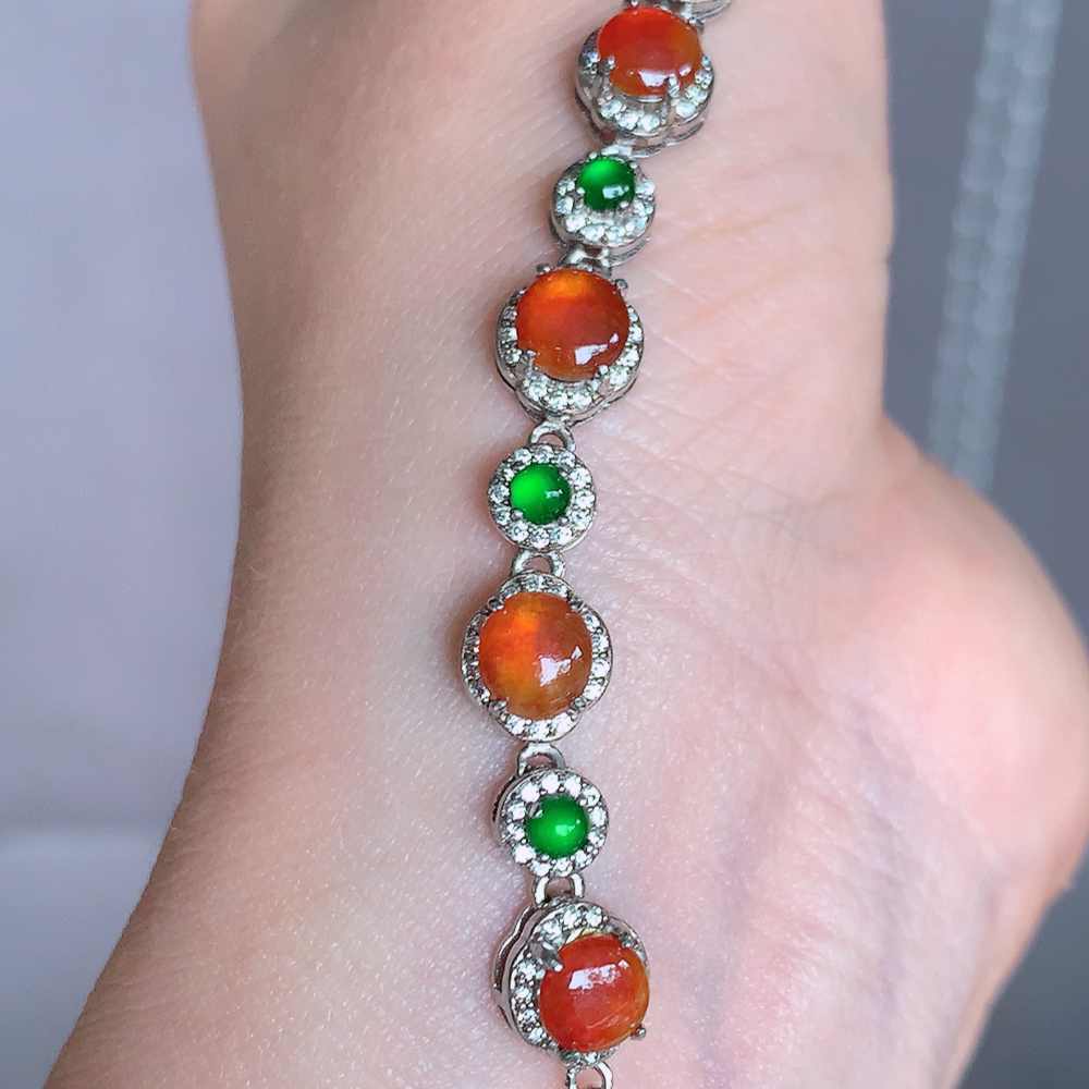 冰红翡翡翠蛋面手链，水水润润，珠圆玉润，颜色鲜艳，妙明清净，清秀高雅，佩戴效果优雅迷人！性价比超值 W502.21  取一尺寸：8.8-7.8-5.2mm    裸石尺寸：5.8mm