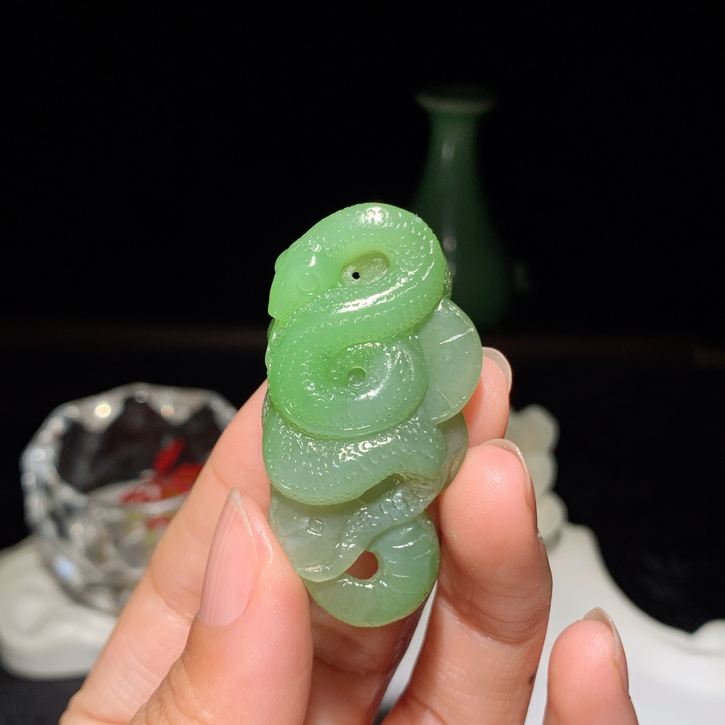 和田玉青海翠翠青富贵缠身蛇挂件。尺寸48/25/13重21.5克 玉质细腻油润。手推出油。品相大气 lt260321