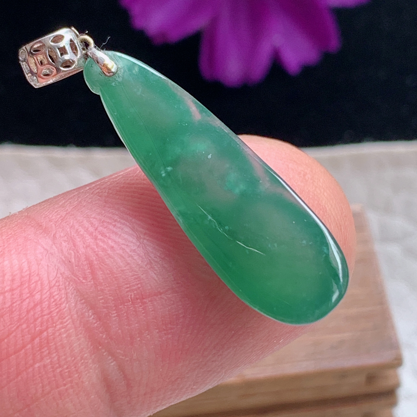 zz3实拍26.6*8.5*5.7缅甸翡翠冰油绿小福豆吊坠四季豆镶金锁骨坠