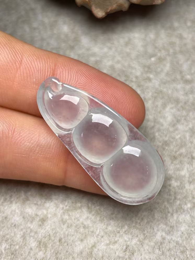 冰种【福豆】吊坠、种水好，玉质细腻 ，卖相好.