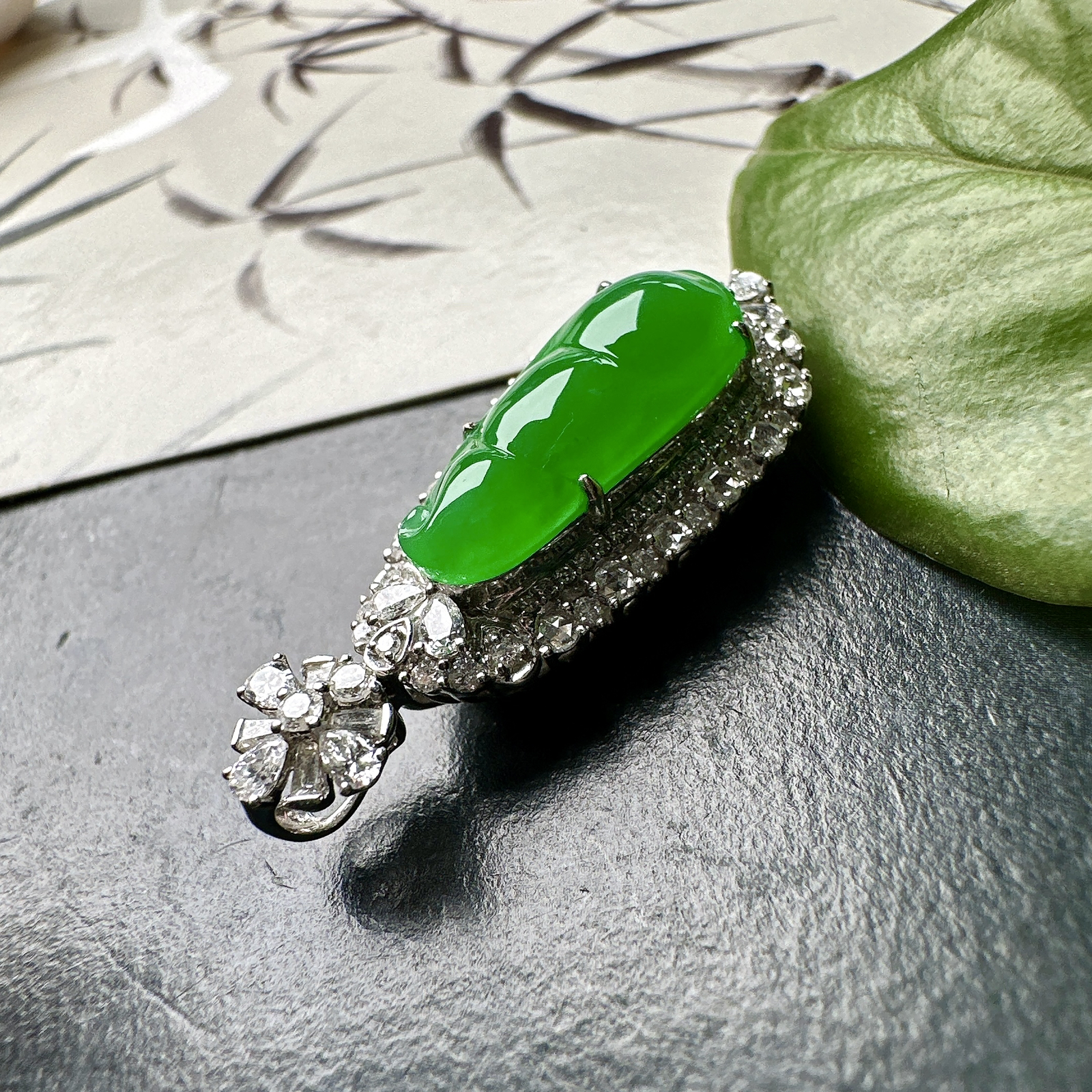 【冰种满绿福豆吊坠】种地上乘，冰感十足，通透起光，饱满圆润，收藏品质，18k金钻镶嵌，裸石尺寸18.6*8.3*3.6毫米