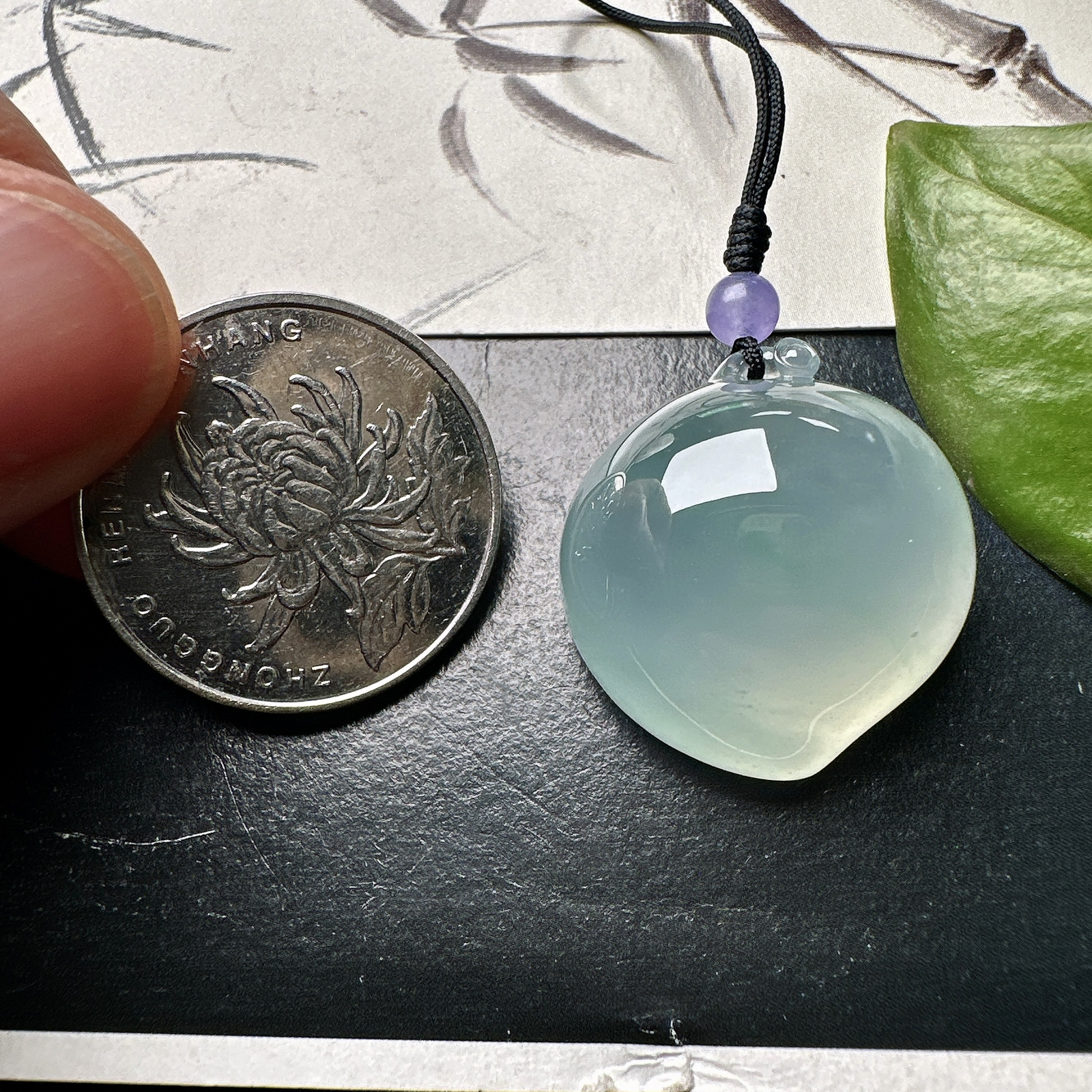 【冰种大桃子吊坠】质地细腻，冰润透亮，光泽出众，冰感十足