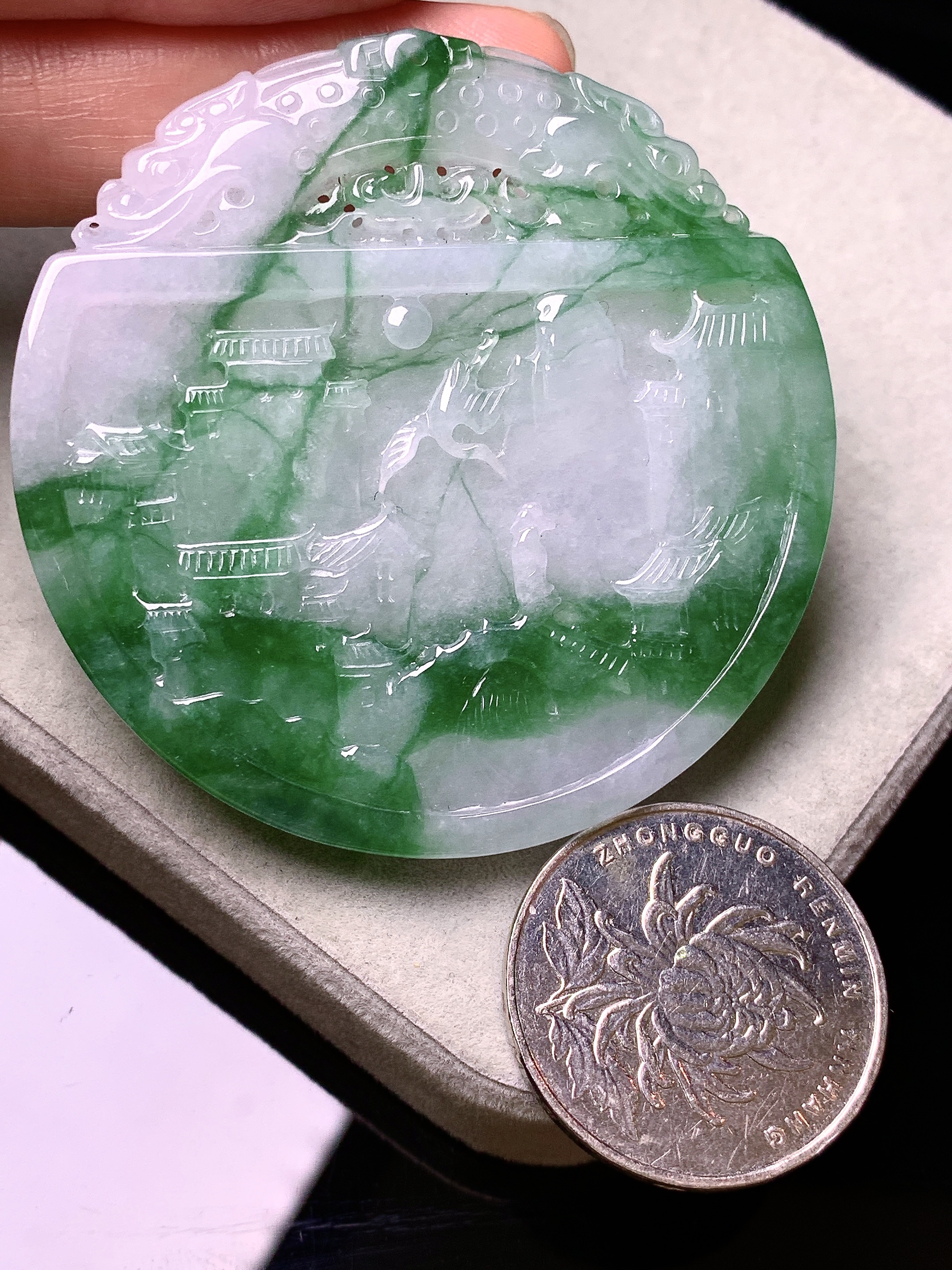 飘绿山水牌子吊坠 玉质细腻 色泽艳丽清新 水润亮眼 整体尺寸54.2*5c1