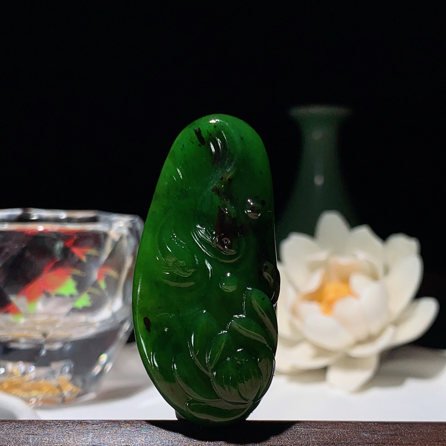 和田玉阳绿七号矿俄罗斯碧玉连年有余鱼挂件。尺寸49/23/8重15克 玉质细腻油润。手推出油。品相大