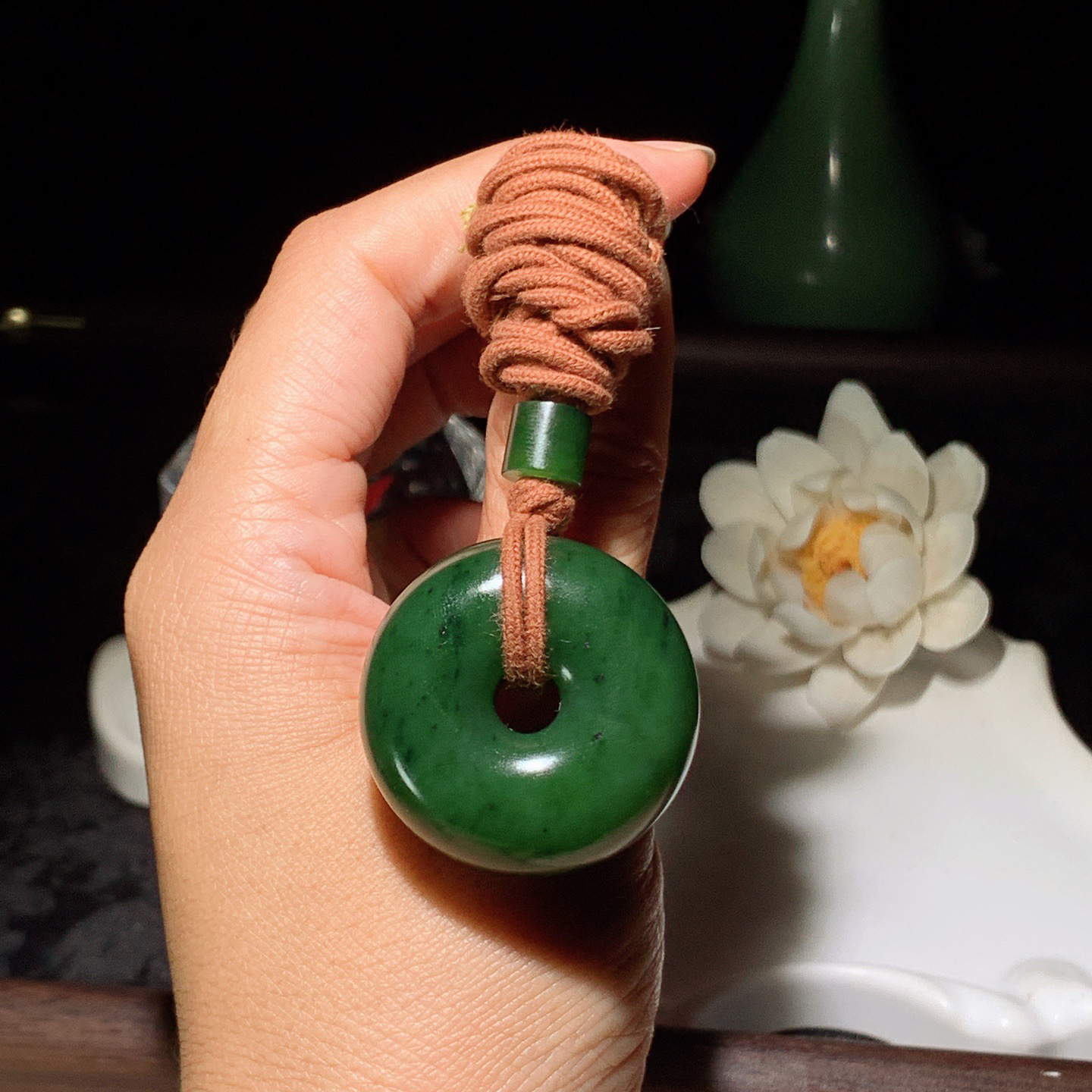 和田玉菠菜绿俄罗斯碧玉平安扣挂件。尺寸34/15重38.8克 玉质细腻油润。手推出油。品相大气 lt260321