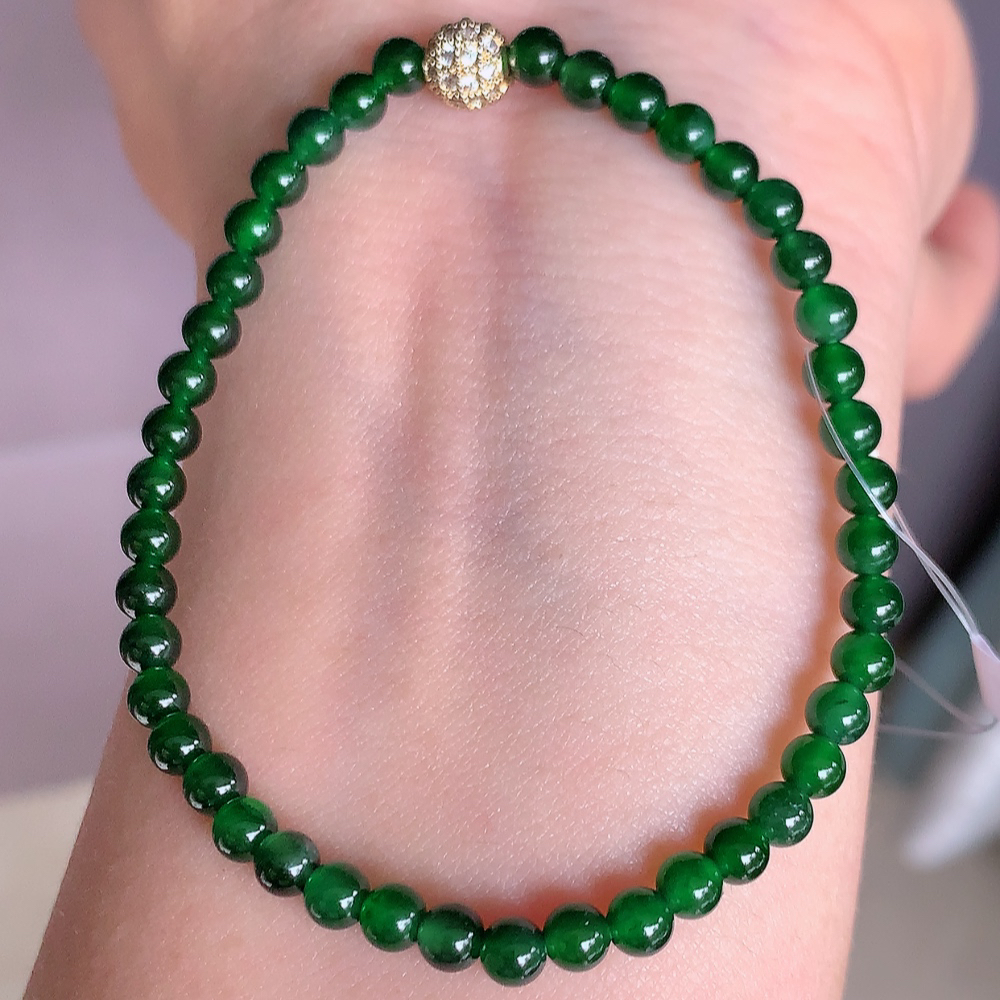 冰润满绿翡翠圆珠手串，水水润润，珠圆玉润，颜色鲜艳，妙明清净，清秀高雅，佩戴效果优雅迷人！性价比超值 W49.21  尺寸：4mm  共：43颗