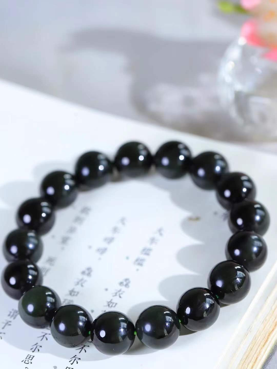 【珠圆玉润.手串】

精品和田玉黑碧玉珠圆玉润手串 玉质温润细腻  整串打磨圆润，佩戴舒适。珠珠落玉