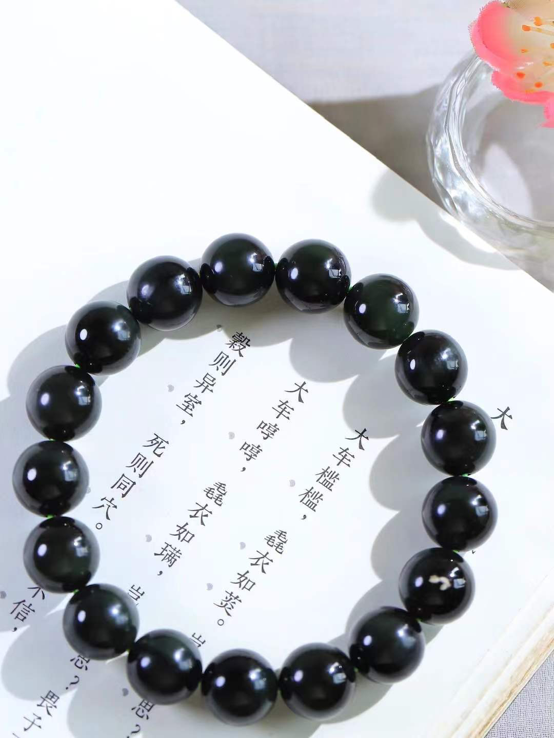 【珠圆玉润.手串】

精品和田玉黑碧玉珠圆玉润手串 玉质温润细腻  整串打磨圆润，佩戴舒适。珠珠落玉盘，间关莺语花底滑，一生美好时光，无论身在何处，都有它相伴相守。事事顺遂，幸福美满，吉祥如意。重46.5克 尺寸取一12mm FDL-16302200