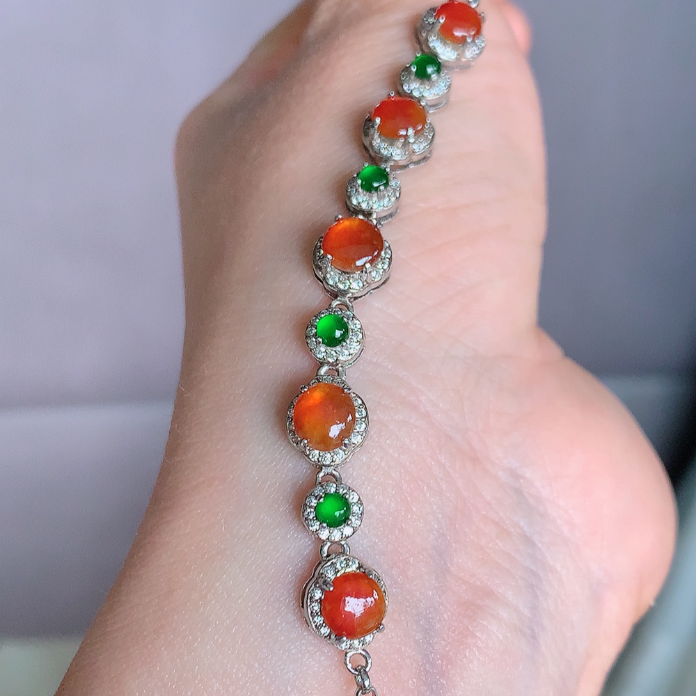 冰红翡翡翠蛋面手链，水水润润，珠圆玉润，颜色鲜艳，妙明清净，清秀高雅，佩戴效果优雅迷人！性价比超值 