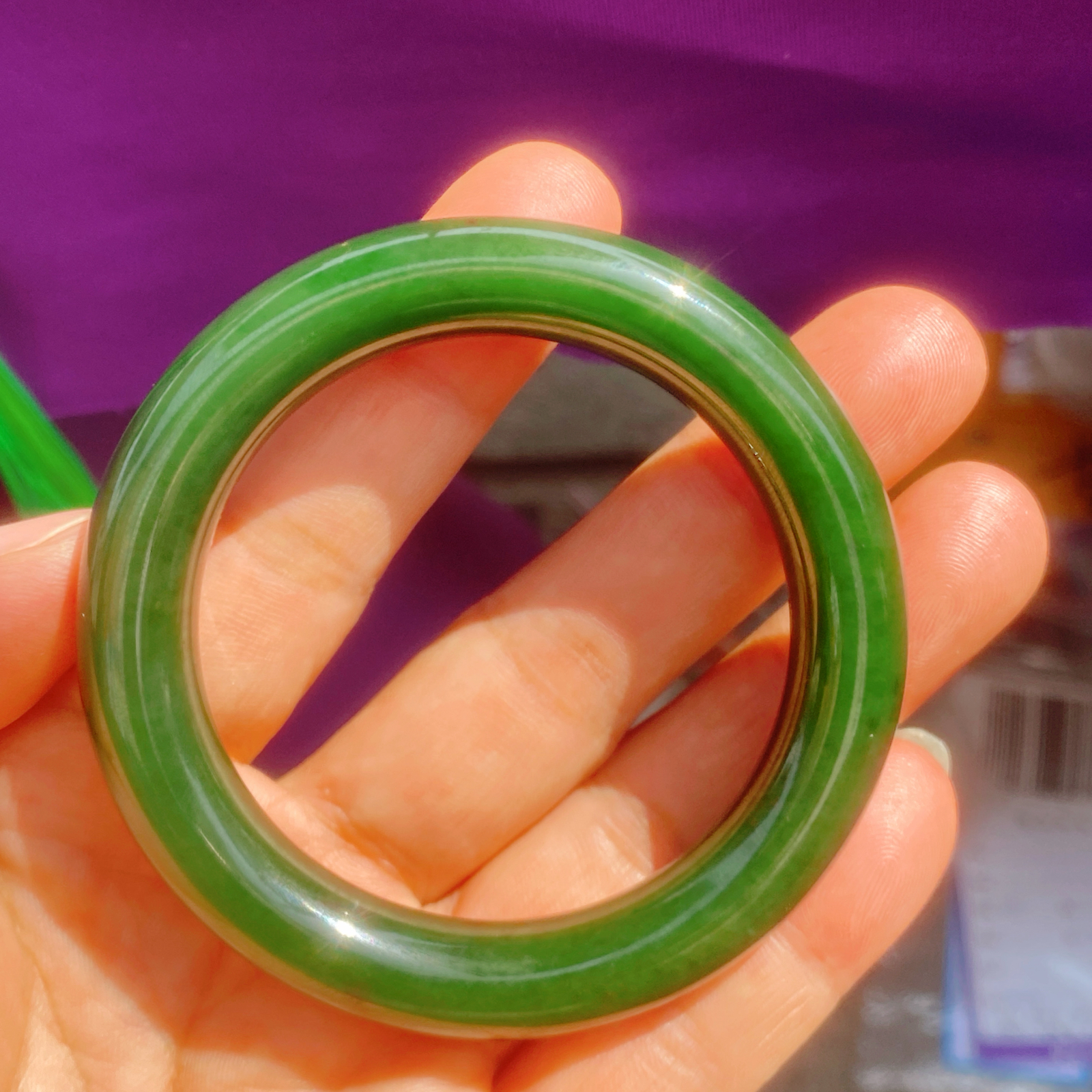 自然光实拍和田玉7号老坑红皮老料菠菜绿52圆条手镯肉质温润细腻 油润如凝脂。无裂无杂圈口52/11.